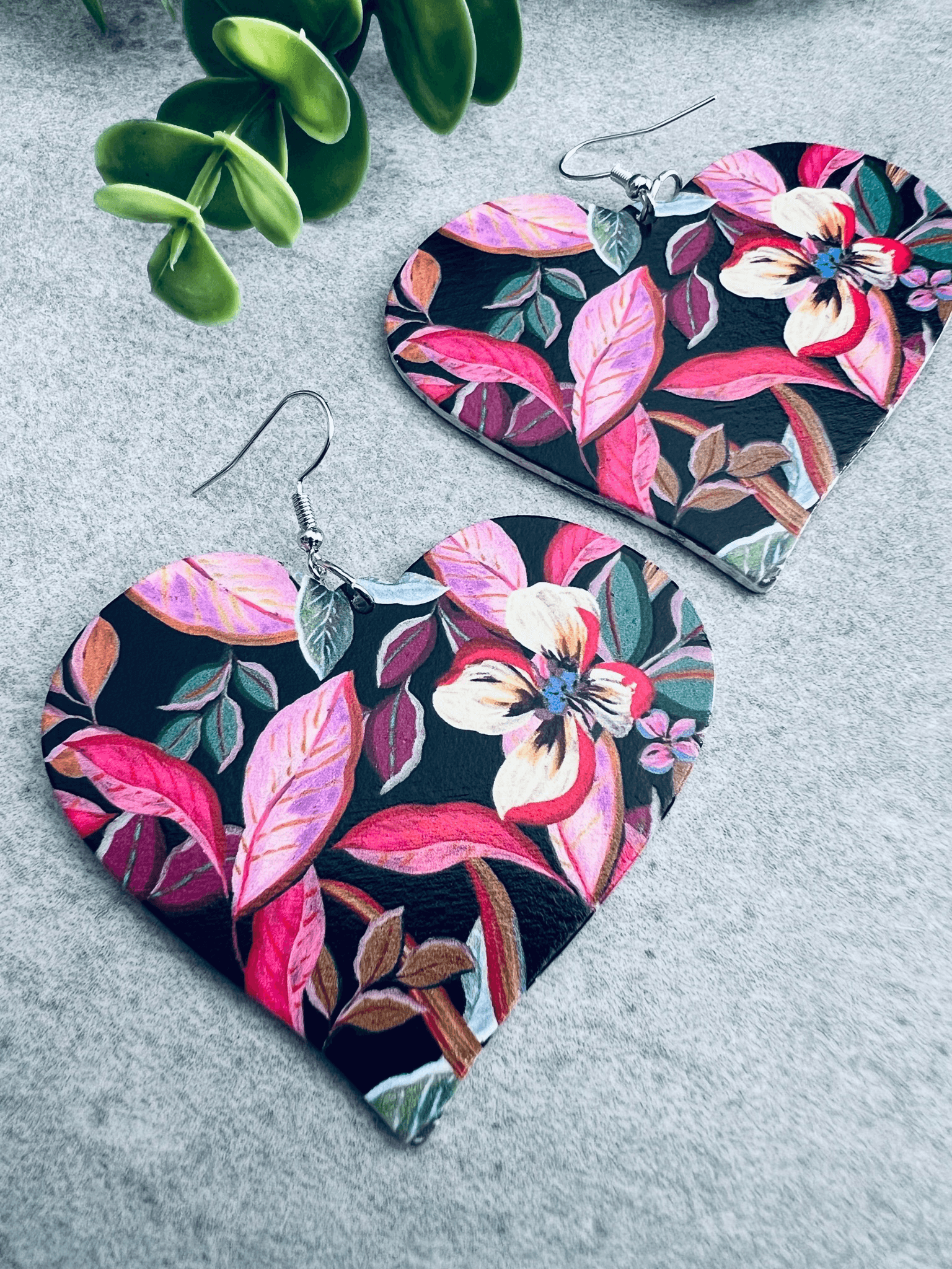 Boucles d’oreilles LAURENE cœurs bois motif feuilles roses - Créations Uniques