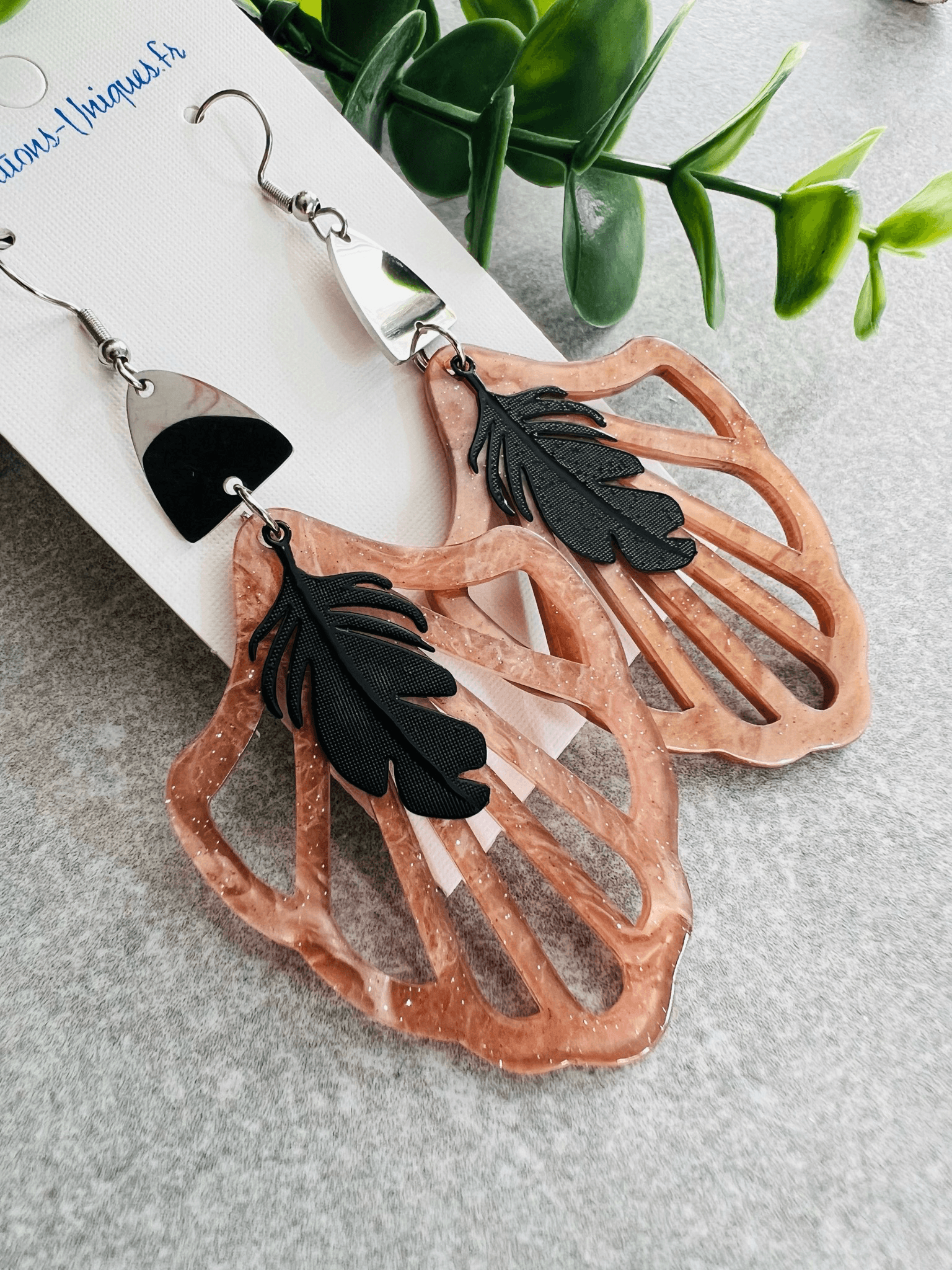 Boucles d’oreilles MYLA résine taupe et déco plumes noires - Créations Uniques