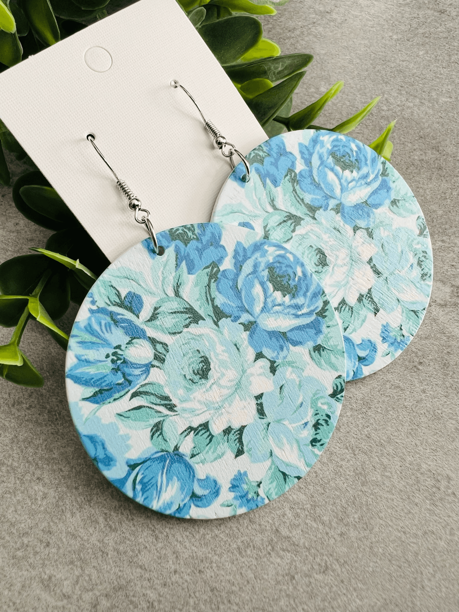 Boucles d’oreilles bois ALBANE motif fleuri bleu ciel - Créations Uniques - Créations Uniques