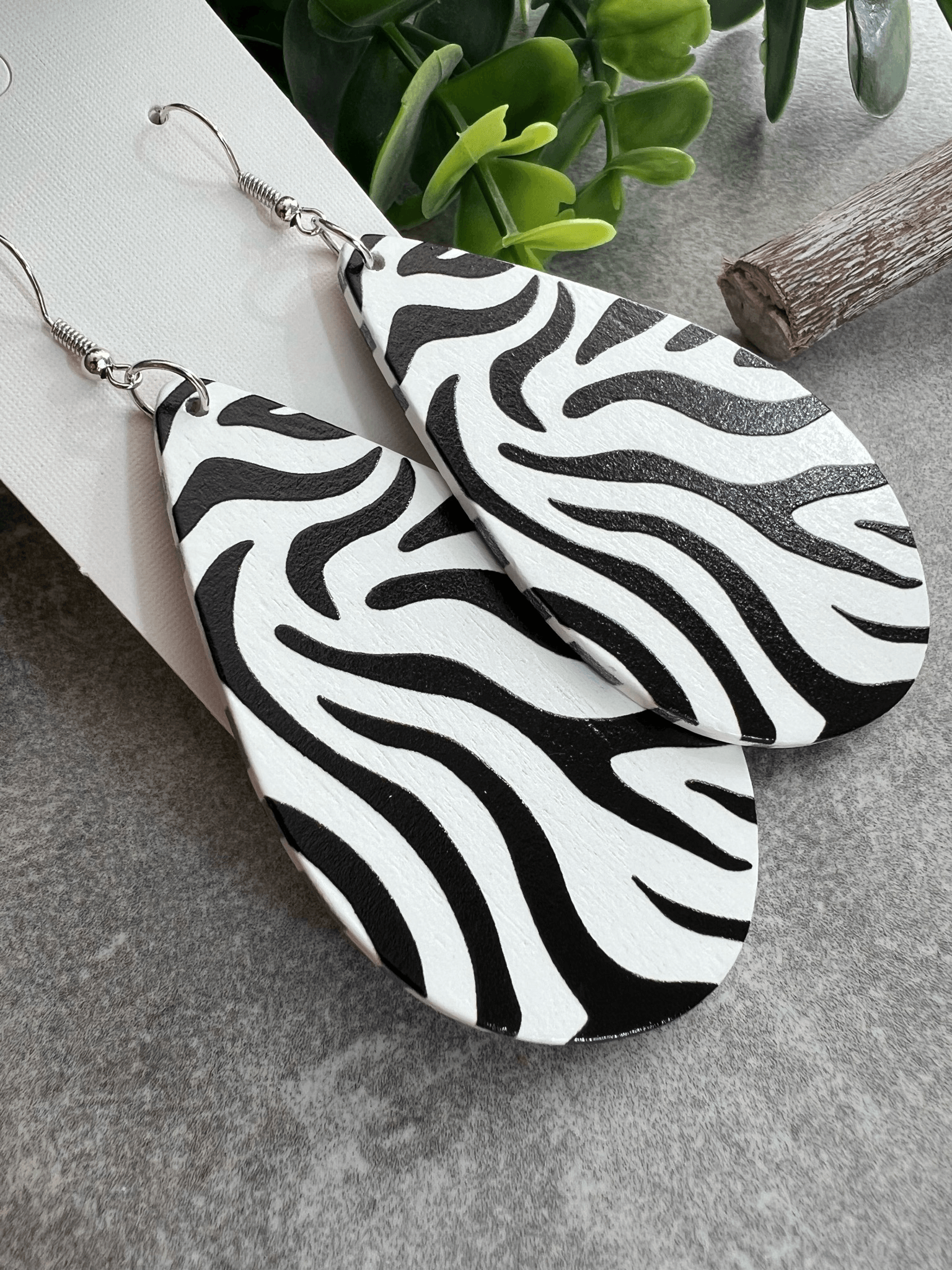 Boucles d’oreilles COCO gouttes bois motif zèbre - Créations Uniques