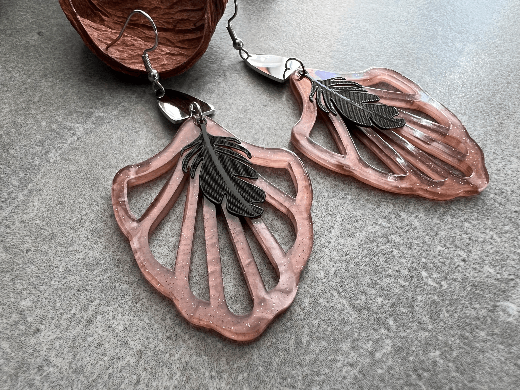 Boucles d’oreilles MYLA résine taupe et déco plumes noires - Créations Uniques