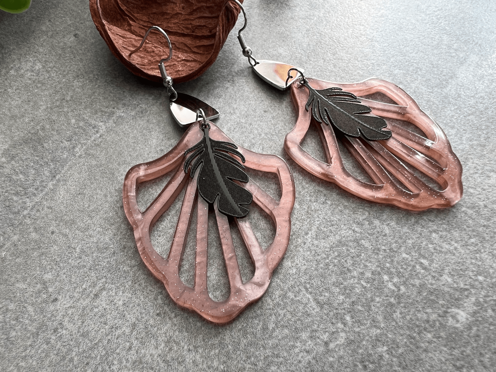 Boucles d’oreilles MYLA résine taupe et déco plumes noires - Créations Uniques