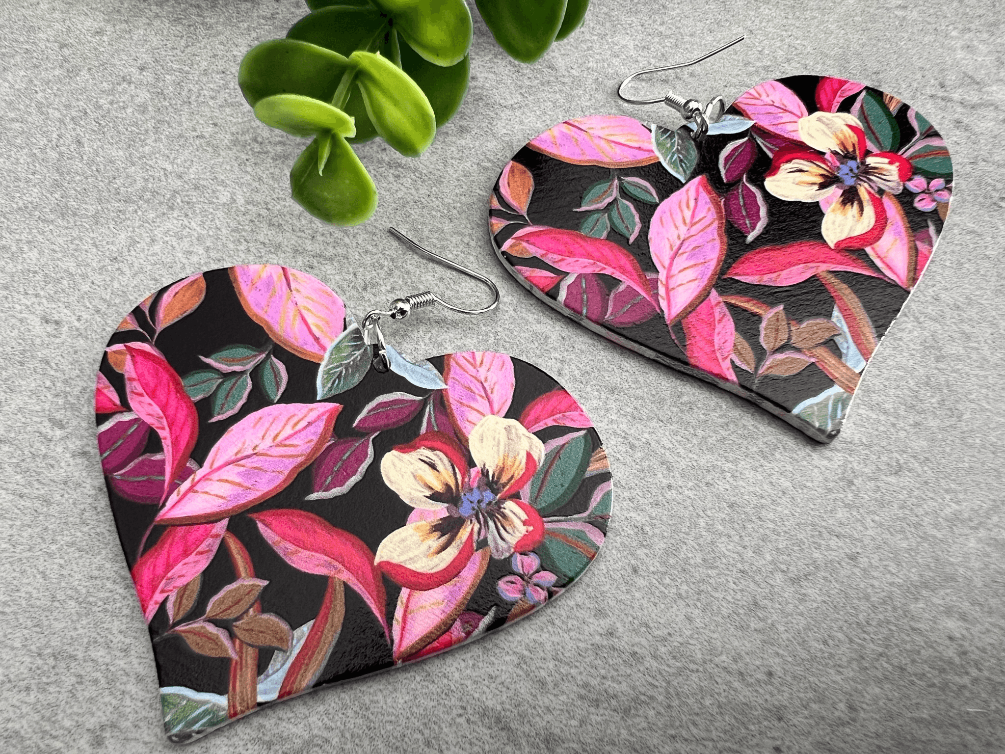 Boucles d’oreilles LAURENE cœurs bois motif feuilles roses - Créations Uniques