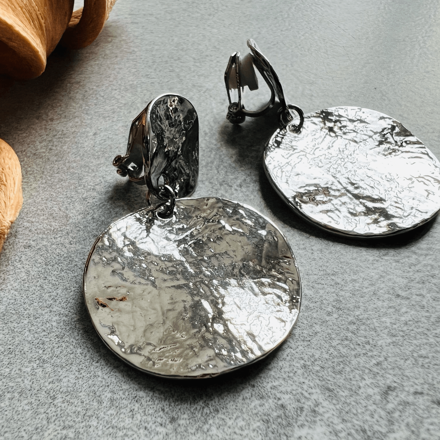 Clips ROSEMARIE argentés, oreilles non percées - Créations Uniques