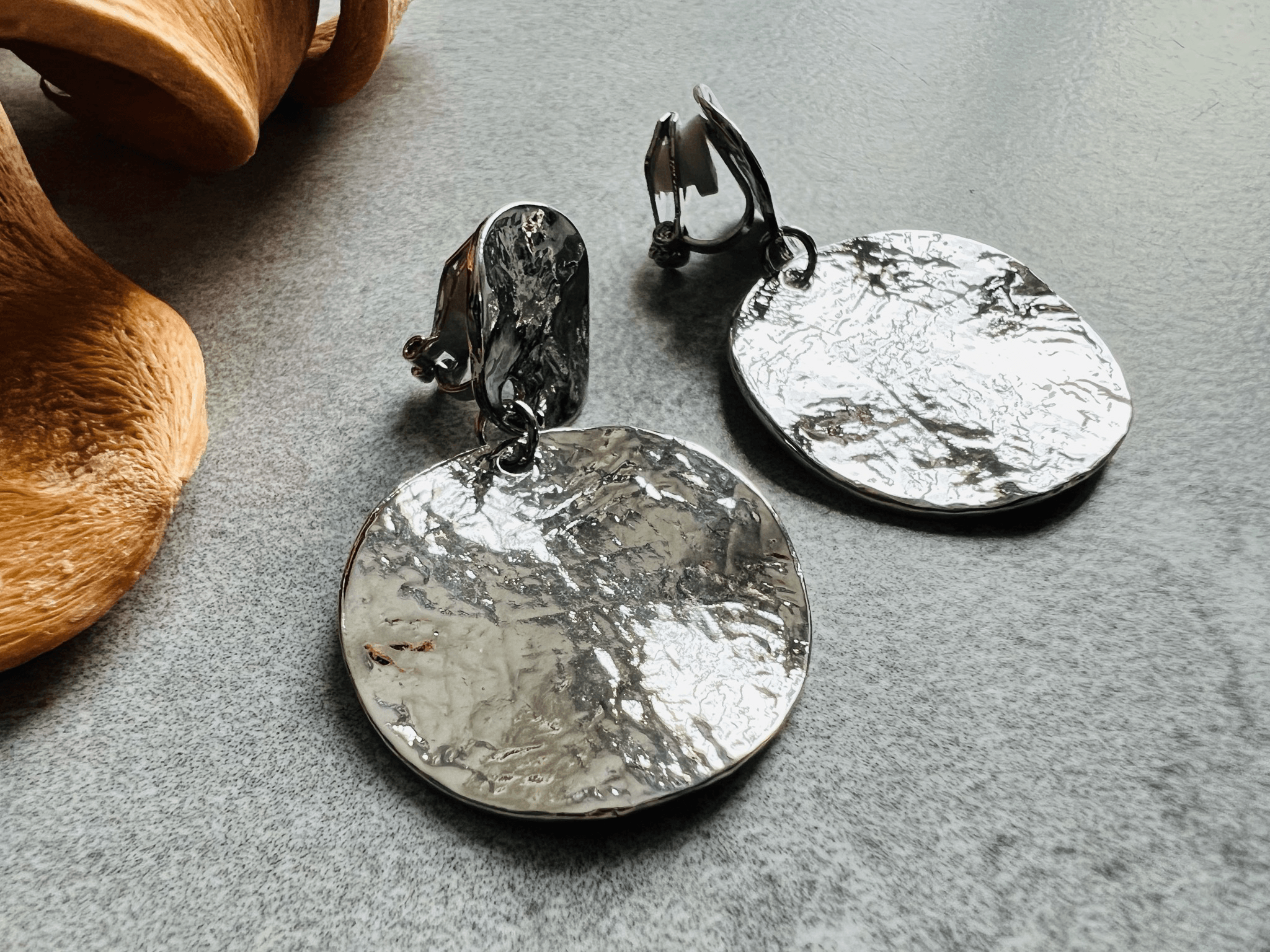 Clips ROSEMARIE argentés, oreilles non percées - Créations Uniques