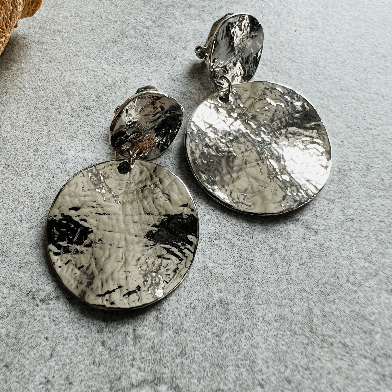 Clips ROSEMARIE argentés, oreilles non percées - Créations Uniques