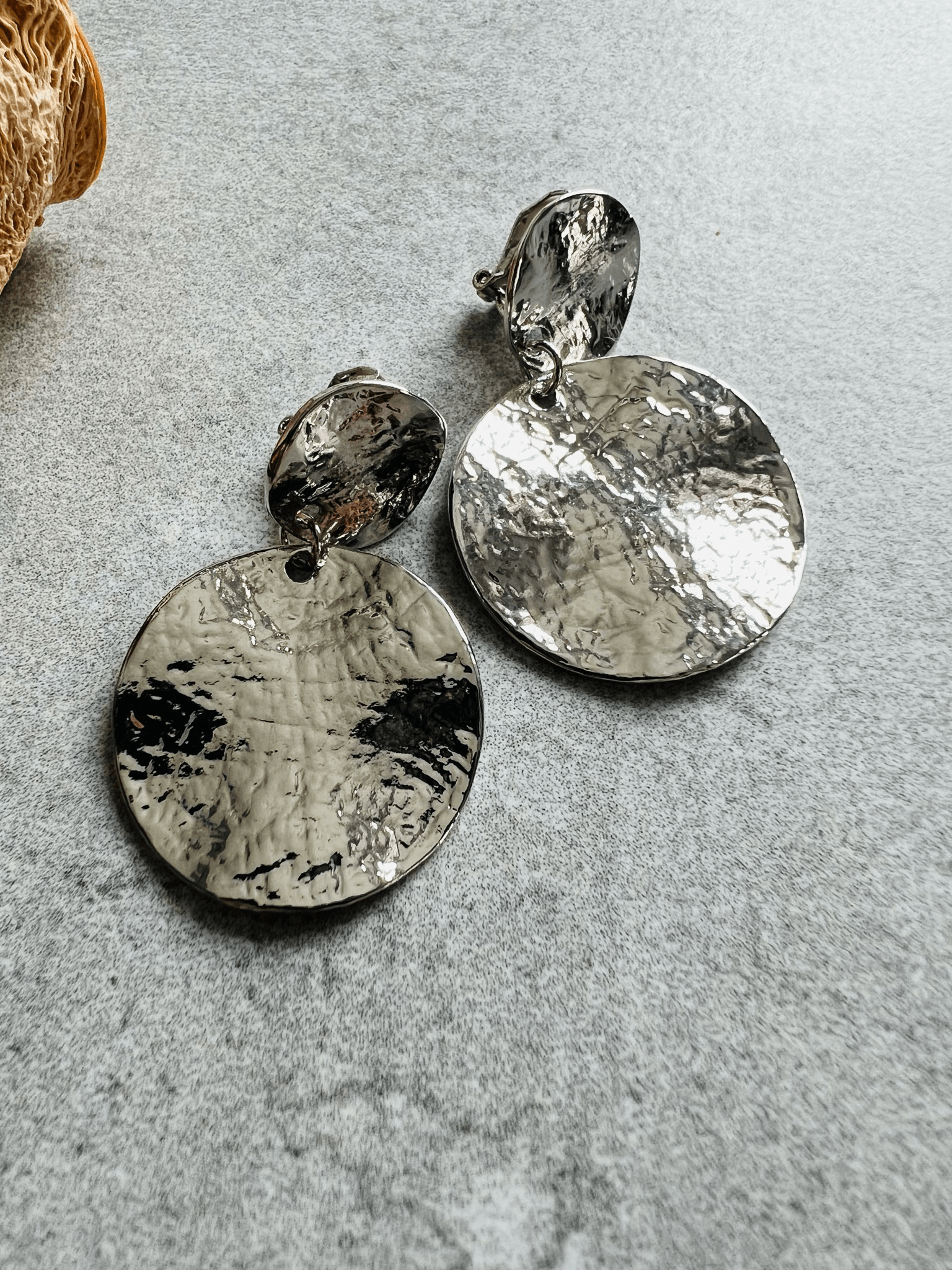 Clips ROSEMARIE argentés, oreilles non percées - Créations Uniques