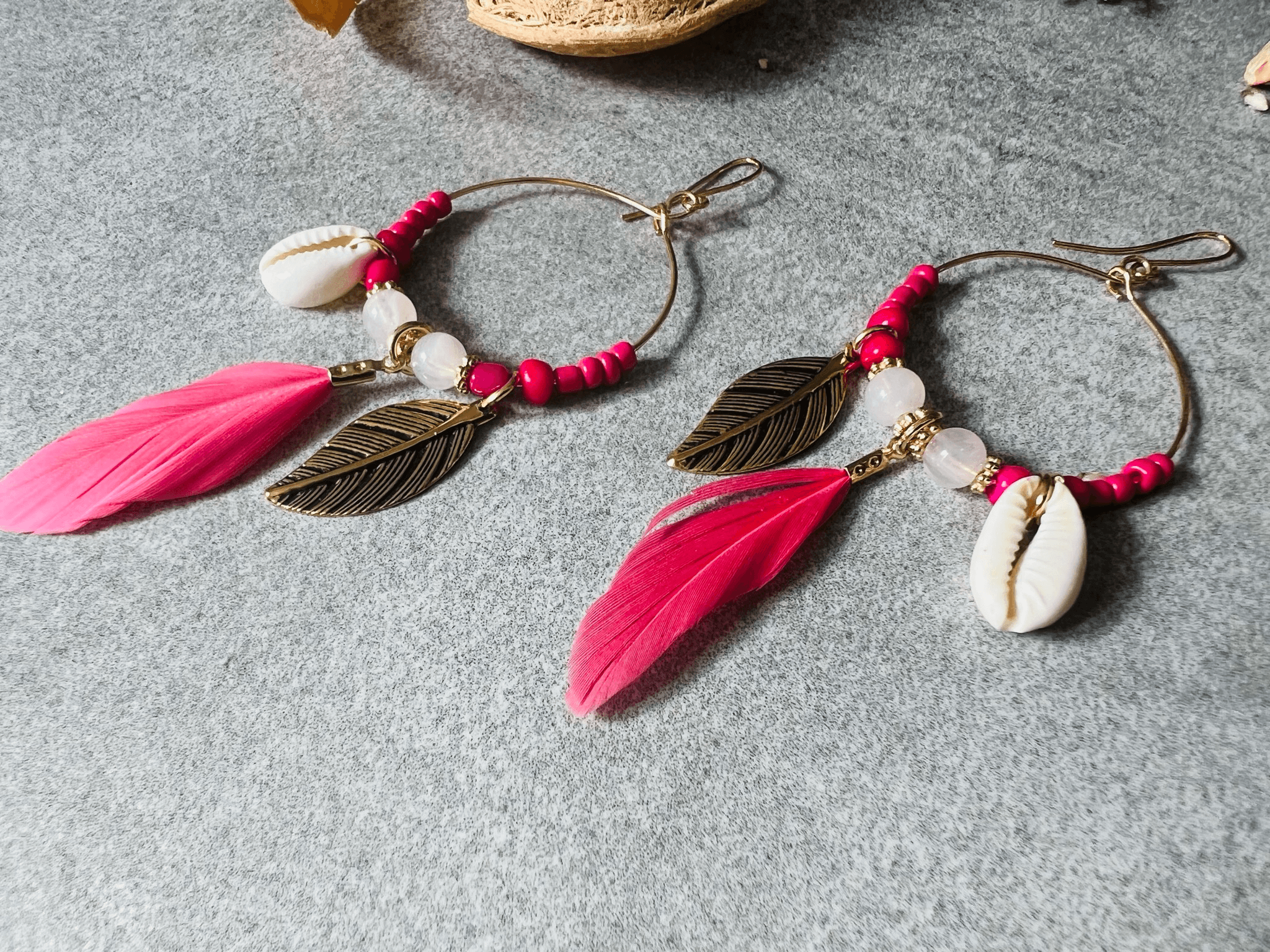 Boucles d’oreilles DAKOTA coquillages grain de café, perles et plumes roses - Créations Uniques - Créations Uniques