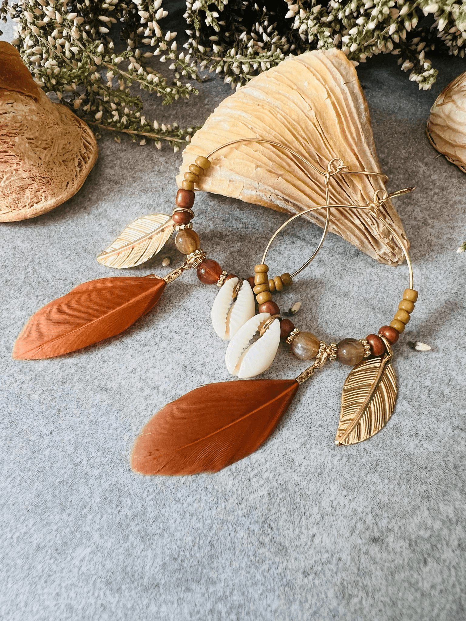 Boucles d’oreilles DAKOTA coquillages grain de café, perles et plumes marrons - Créations Uniques - Créations Uniques