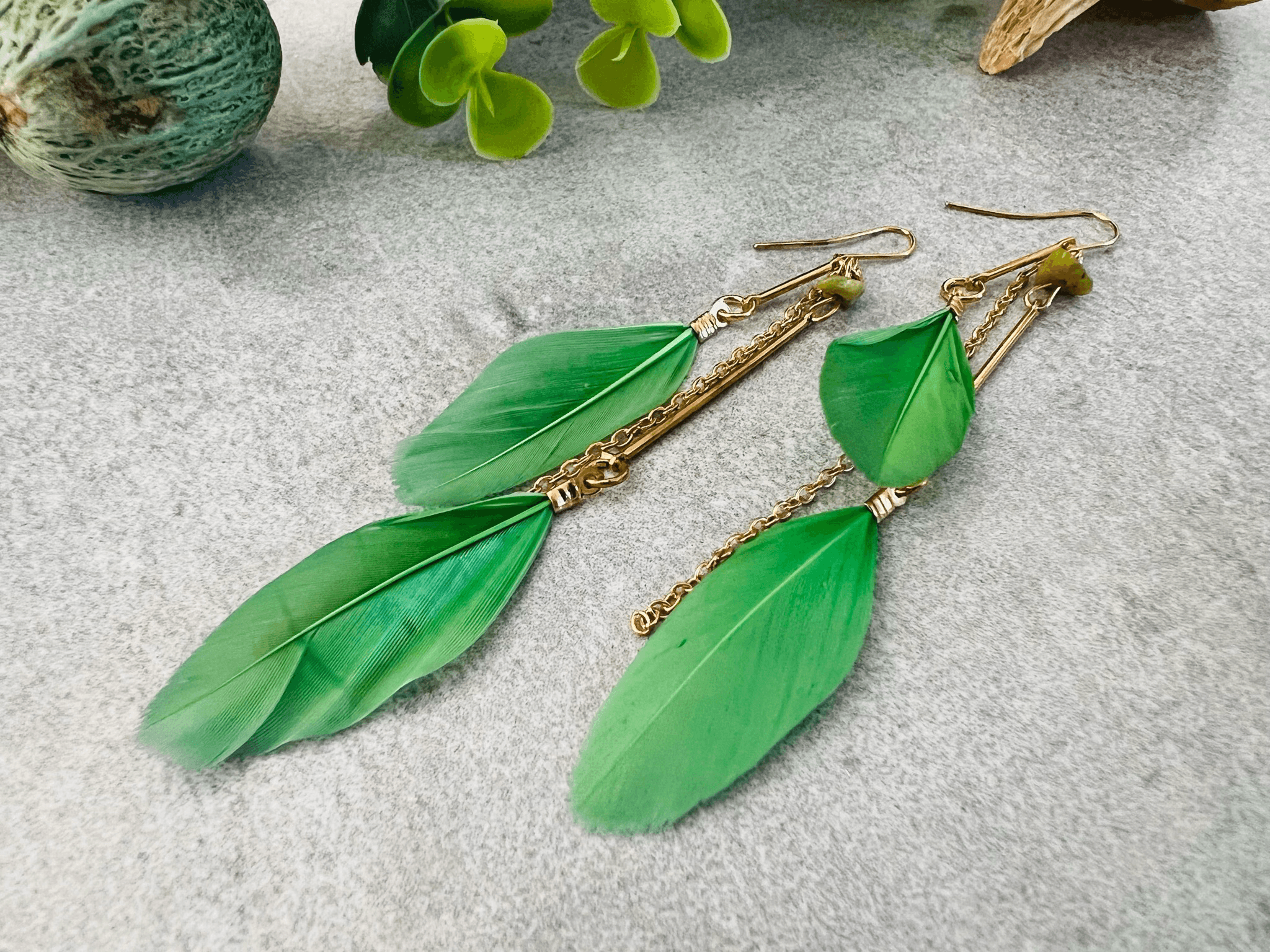Boucles d’oreilles ANAÏS longues plumes vertes - Créations Uniques - Créations Uniques