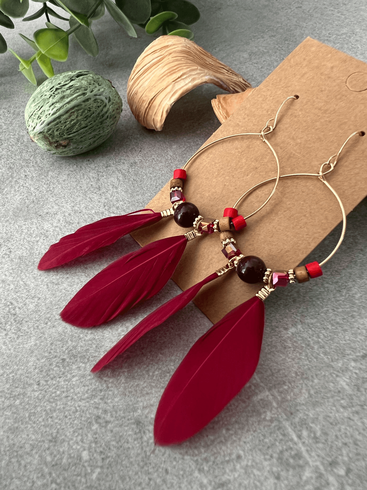 Boucles d’oreilles CAILEE perles et plumes bordeaux - Créations Uniques - Créations Uniques