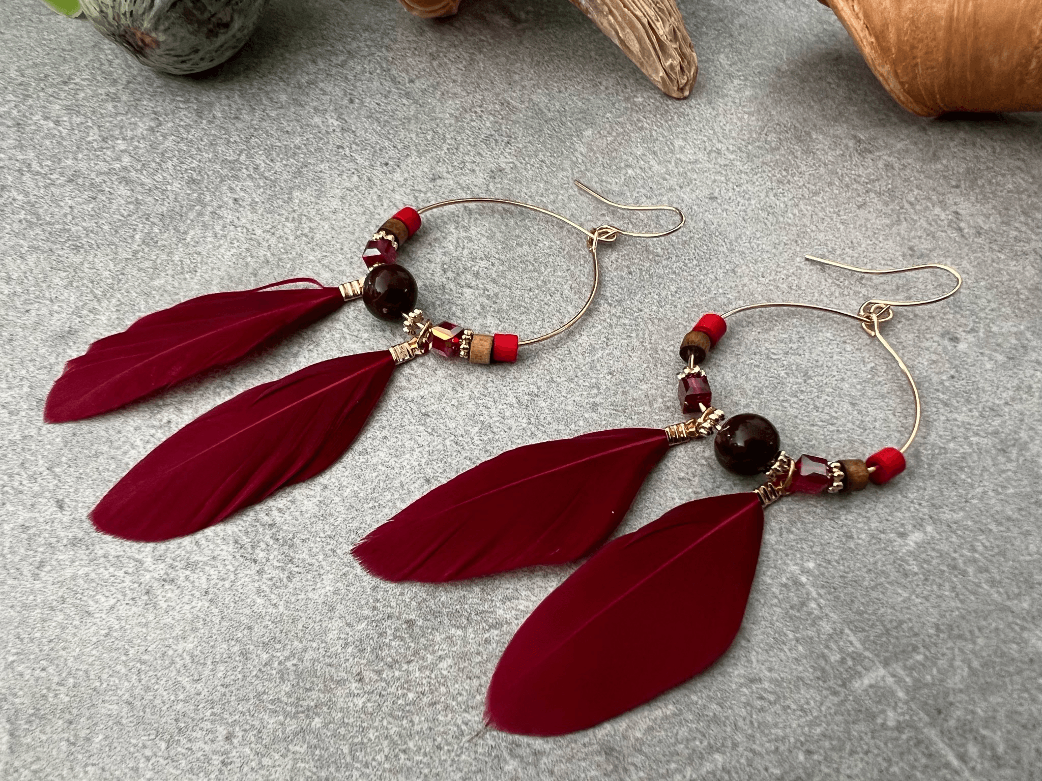 Boucles d’oreilles CAILEE perles et plumes bordeaux - Créations Uniques - Créations Uniques