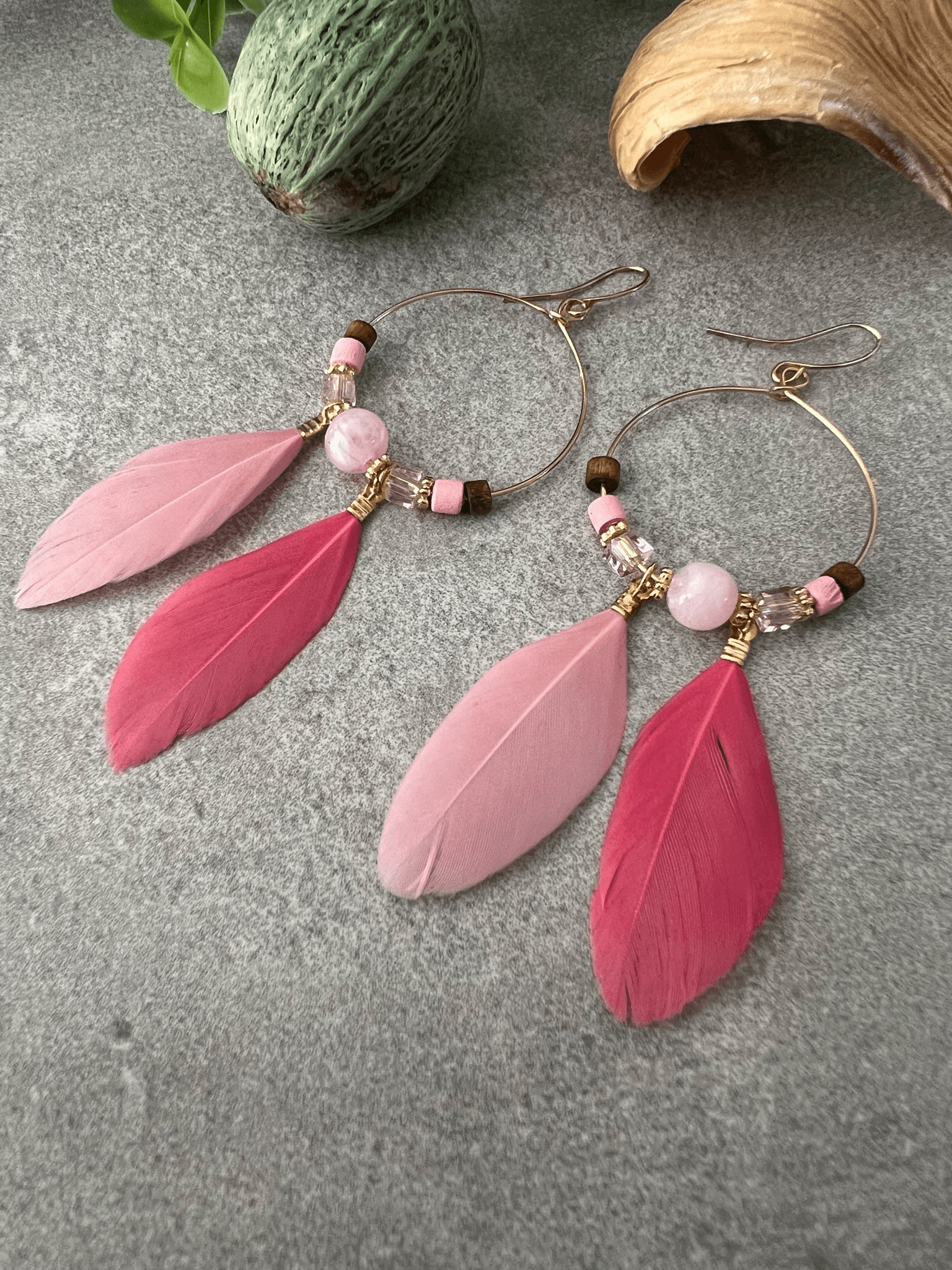 Boucles d’oreilles CAILEE perles et plumes nuances de rose - Créations Uniques - Créations Uniques