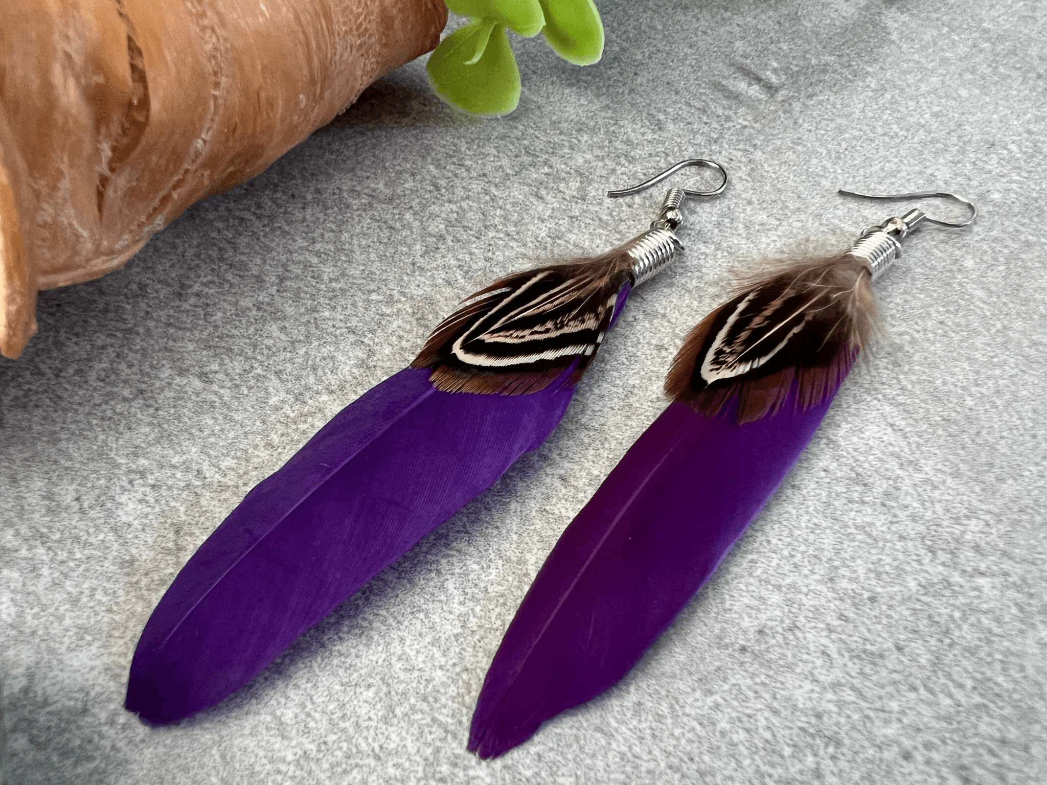 Boucles d’oreilles SONIA longues plumes violettes - Créations Uniques