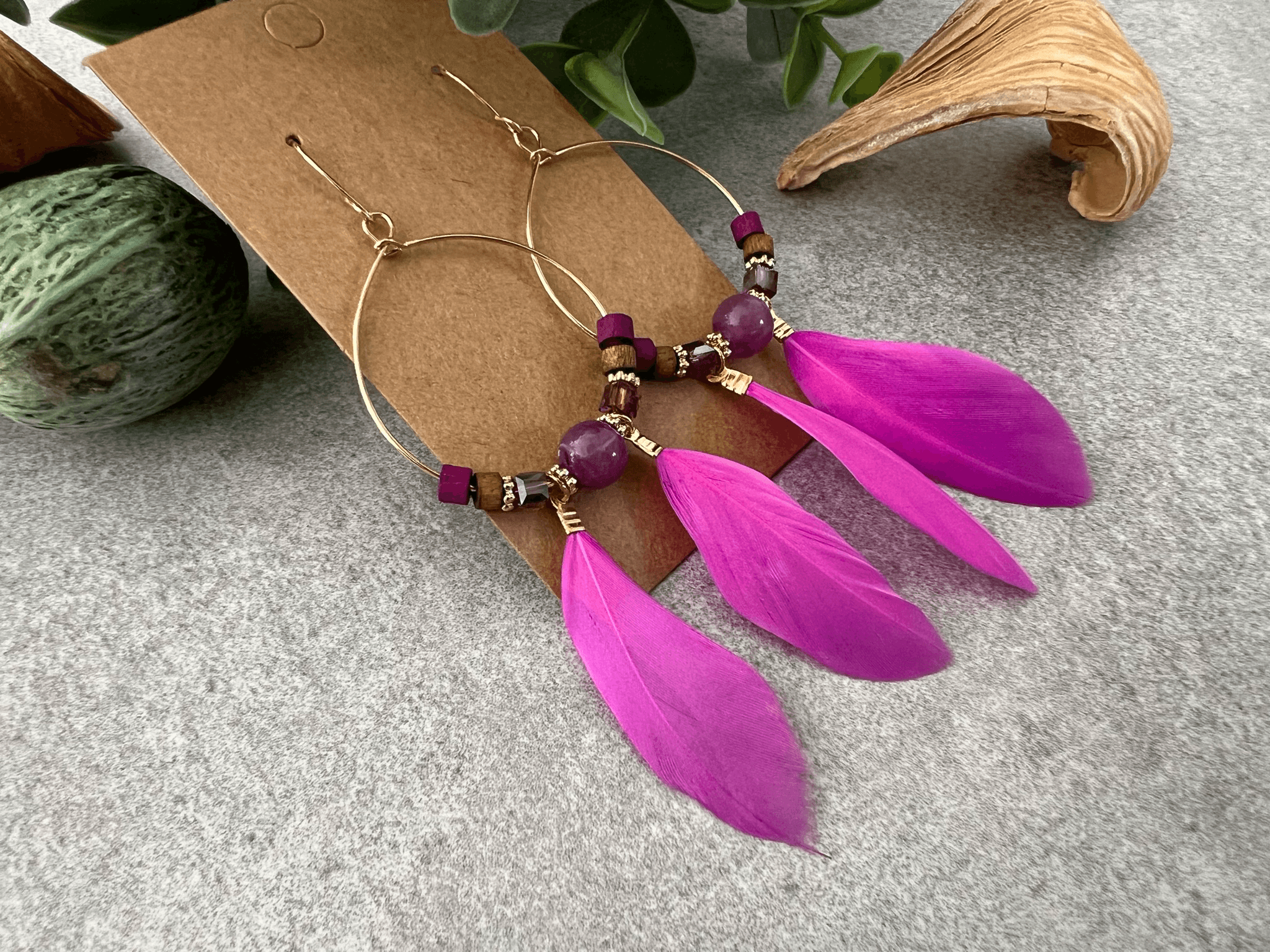 Boucles d’oreilles CAILEE perles prune et plumes roses - Créations Uniques - Créations Uniques