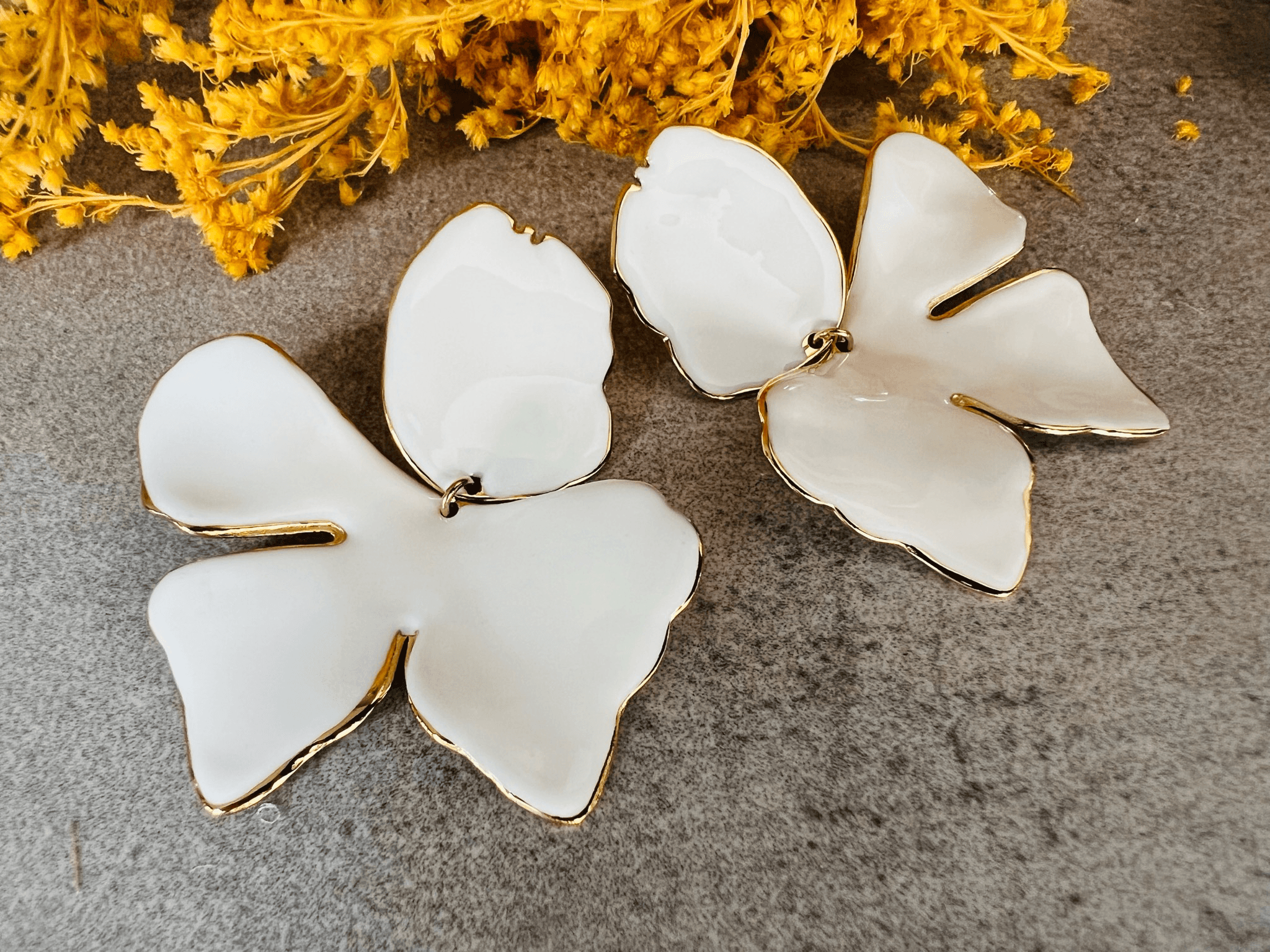 Boucles d’oreilles GEORGINA feuilles blanches - Créations Uniques