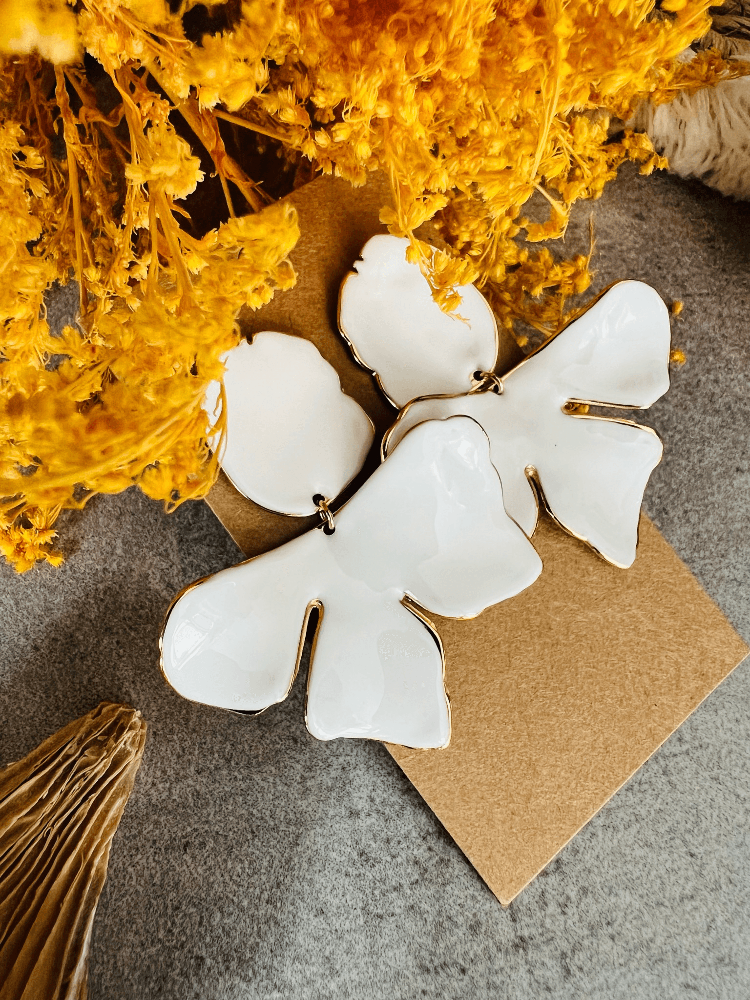 Boucles d’oreilles GEORGINA feuilles blanches - Créations Uniques