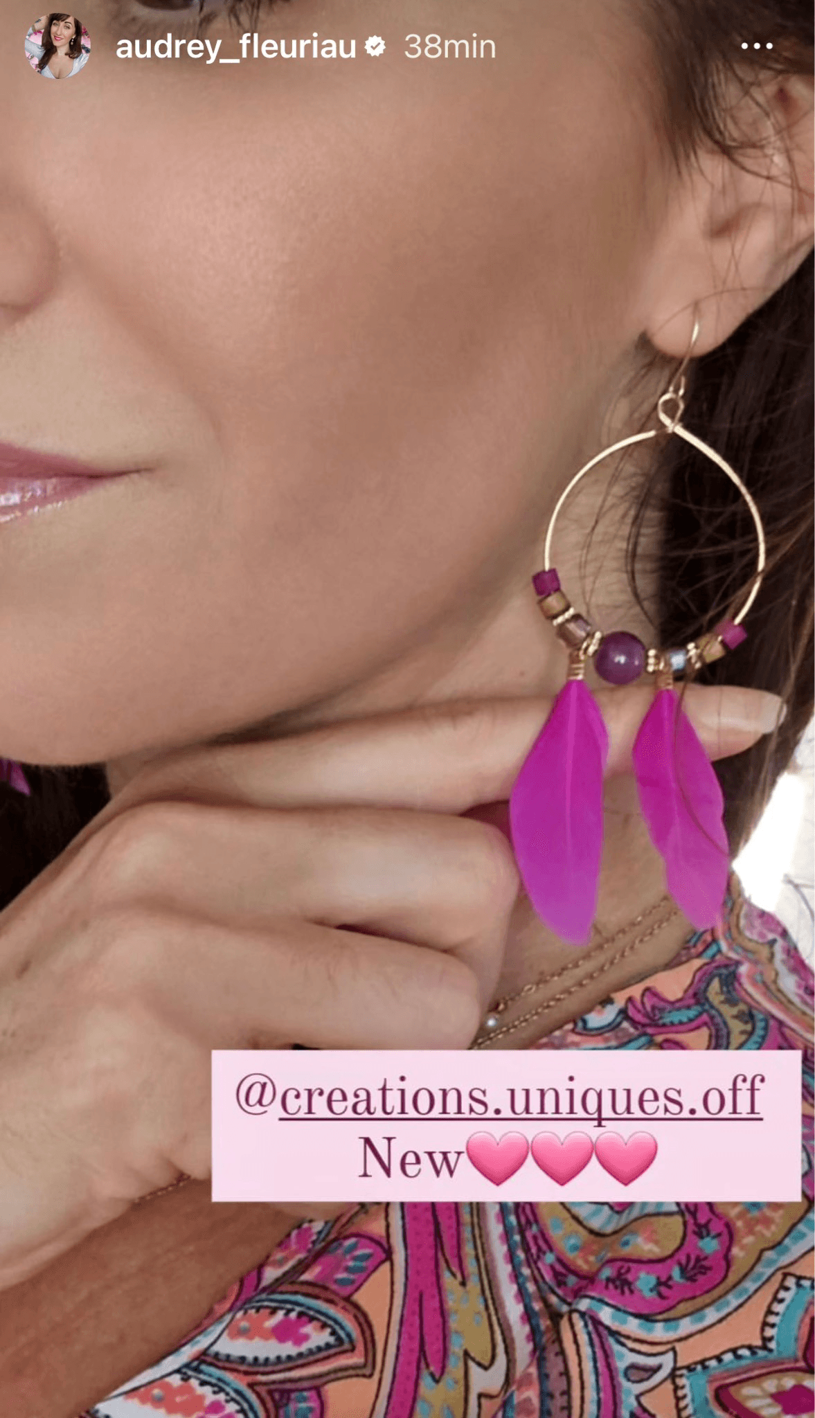 Boucles d’oreilles CAILEE perles prune et plumes roses - Créations Uniques - Créations Uniques