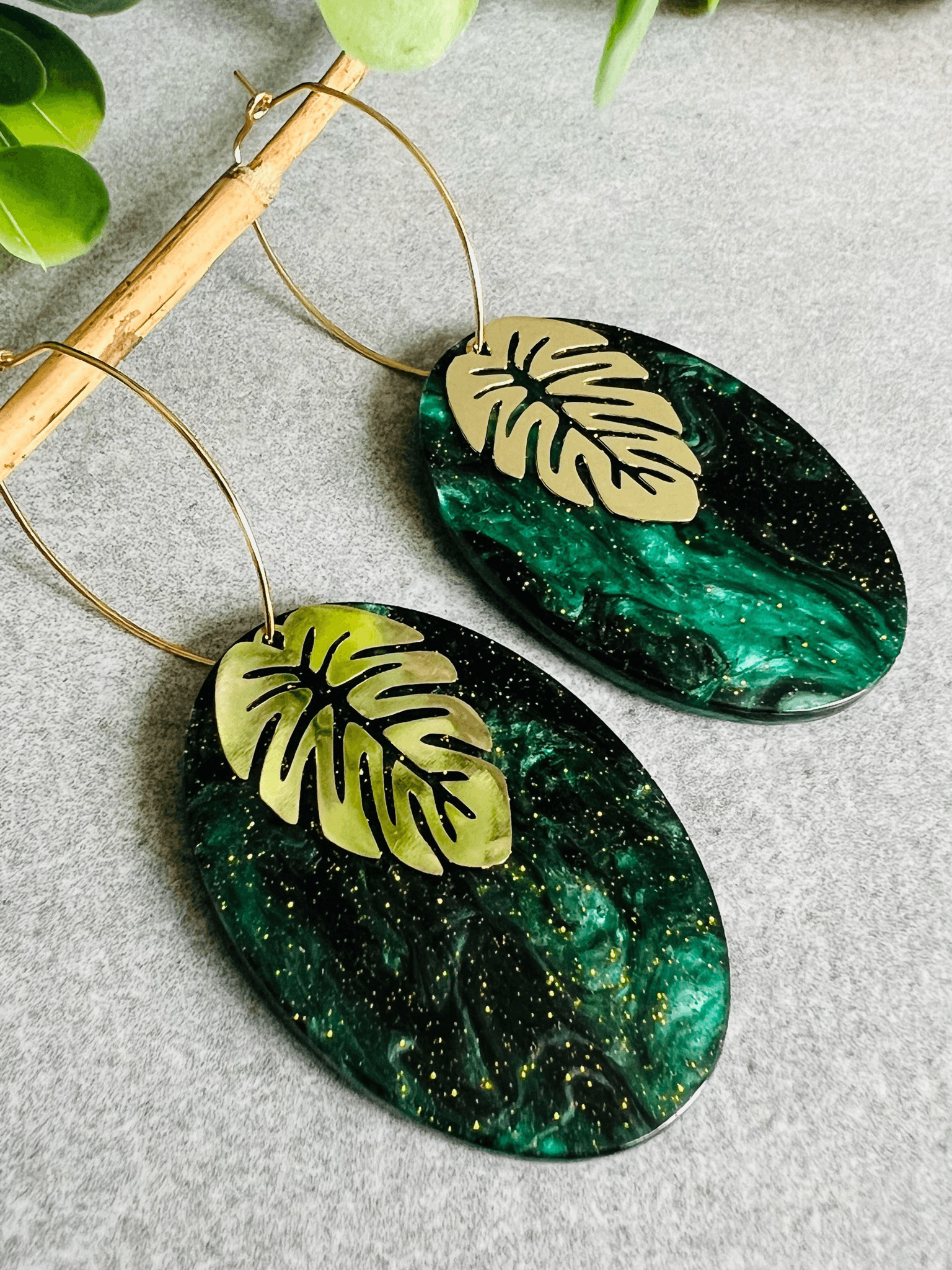 Boucles d’oreilles GIULIA résine ovale vert pailleté - Créations Uniques - Créations Uniques