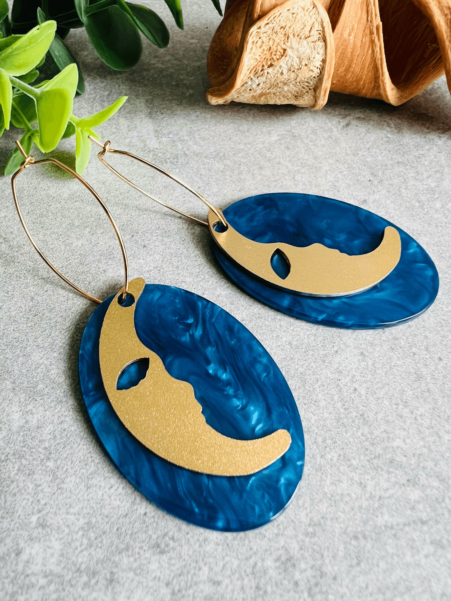 Boucles d’oreilles LIDWINE résine bleue et lune dorée - Créations Uniques - Créations Uniques
