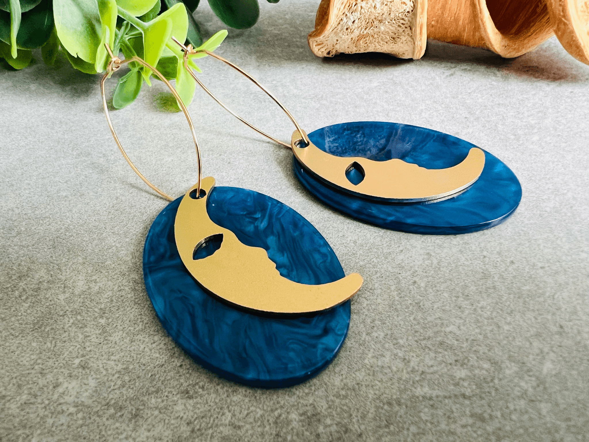 Boucles d’oreilles LIDWINE résine bleue et lune dorée - Créations Uniques - Créations Uniques