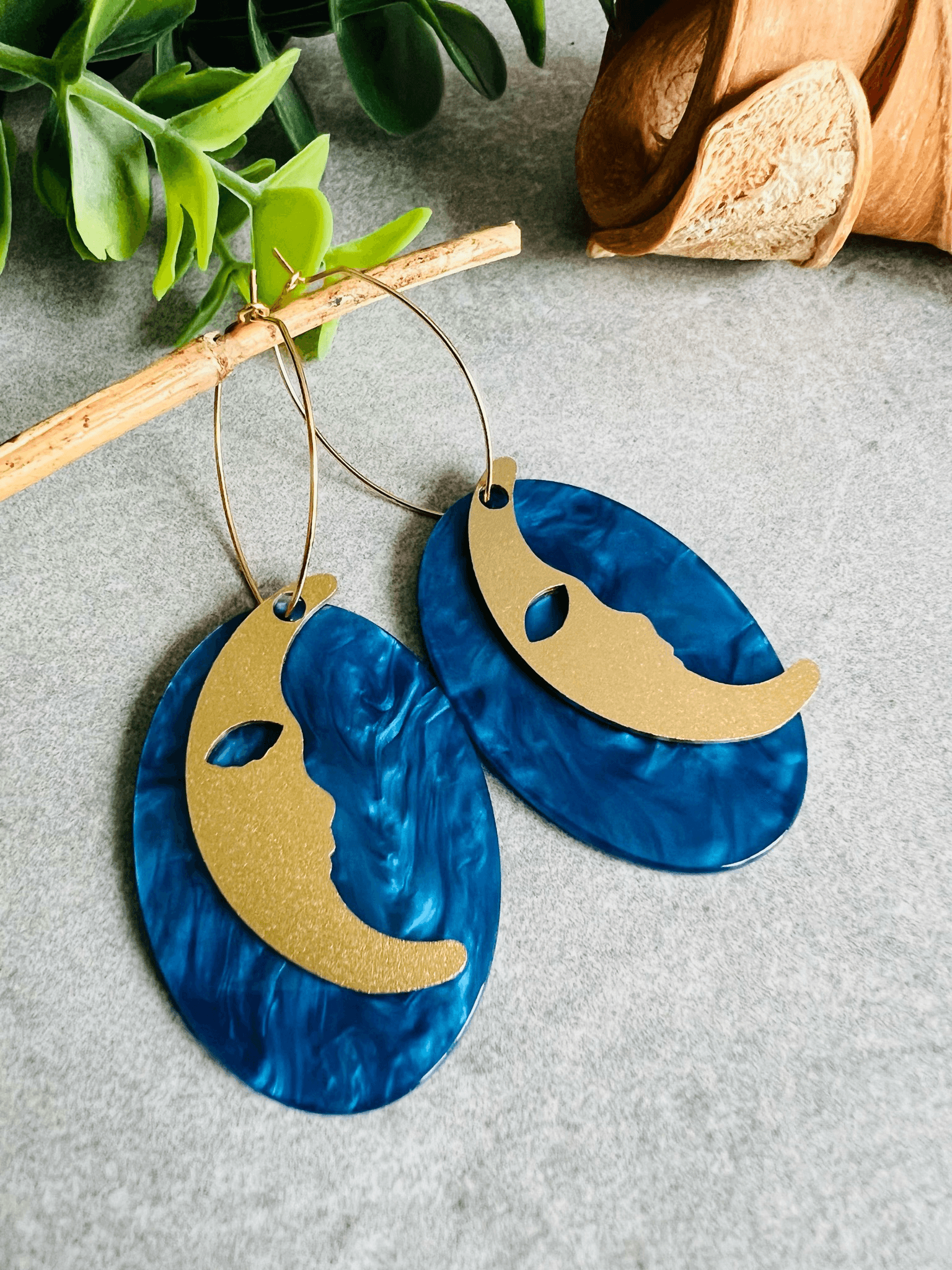 Boucles d’oreilles LIDWINE résine bleue et lune dorée - Créations Uniques - Créations Uniques