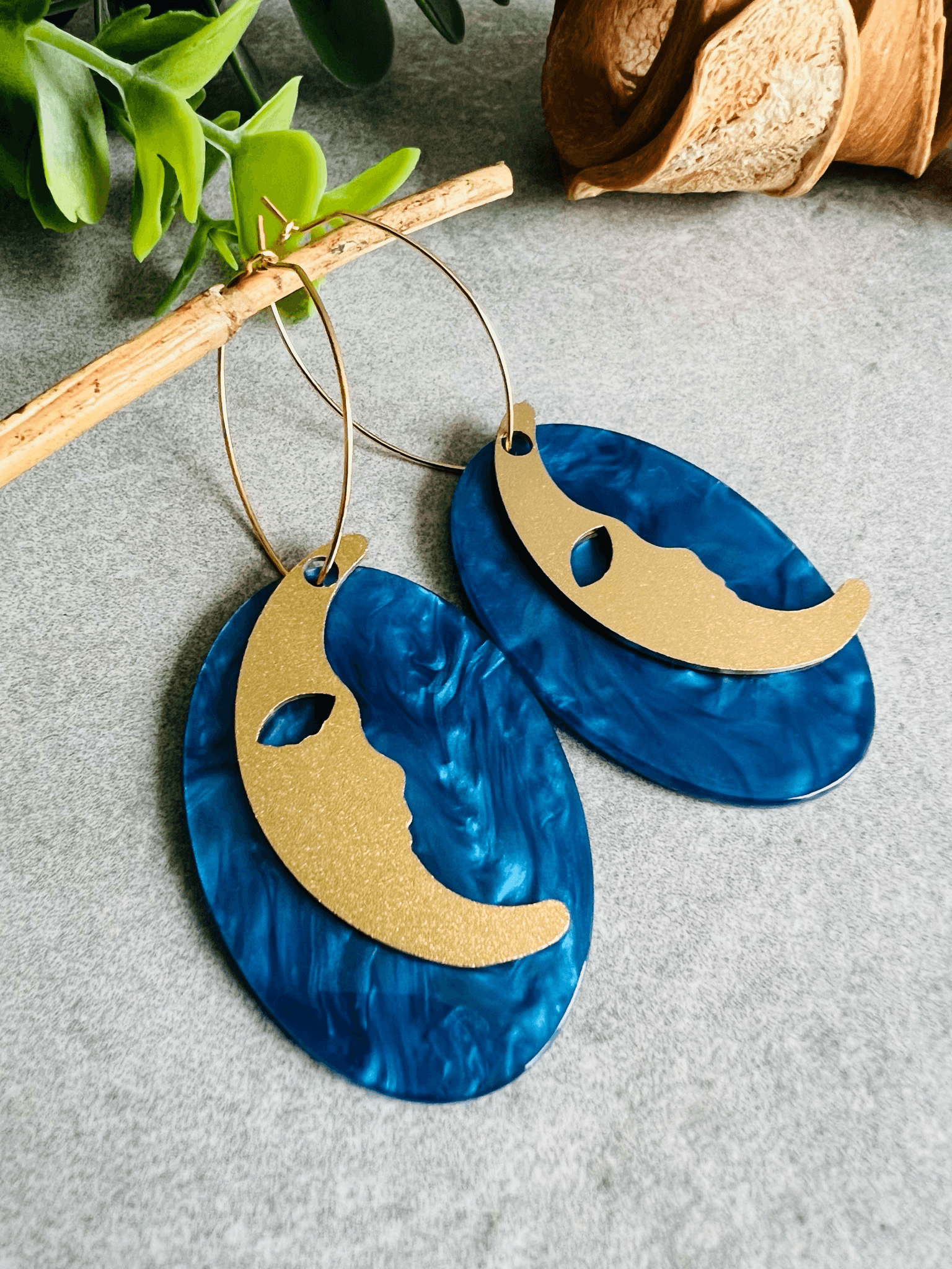 Boucles d’oreilles LIDWINE résine bleue et lune dorée - Créations Uniques - Créations Uniques