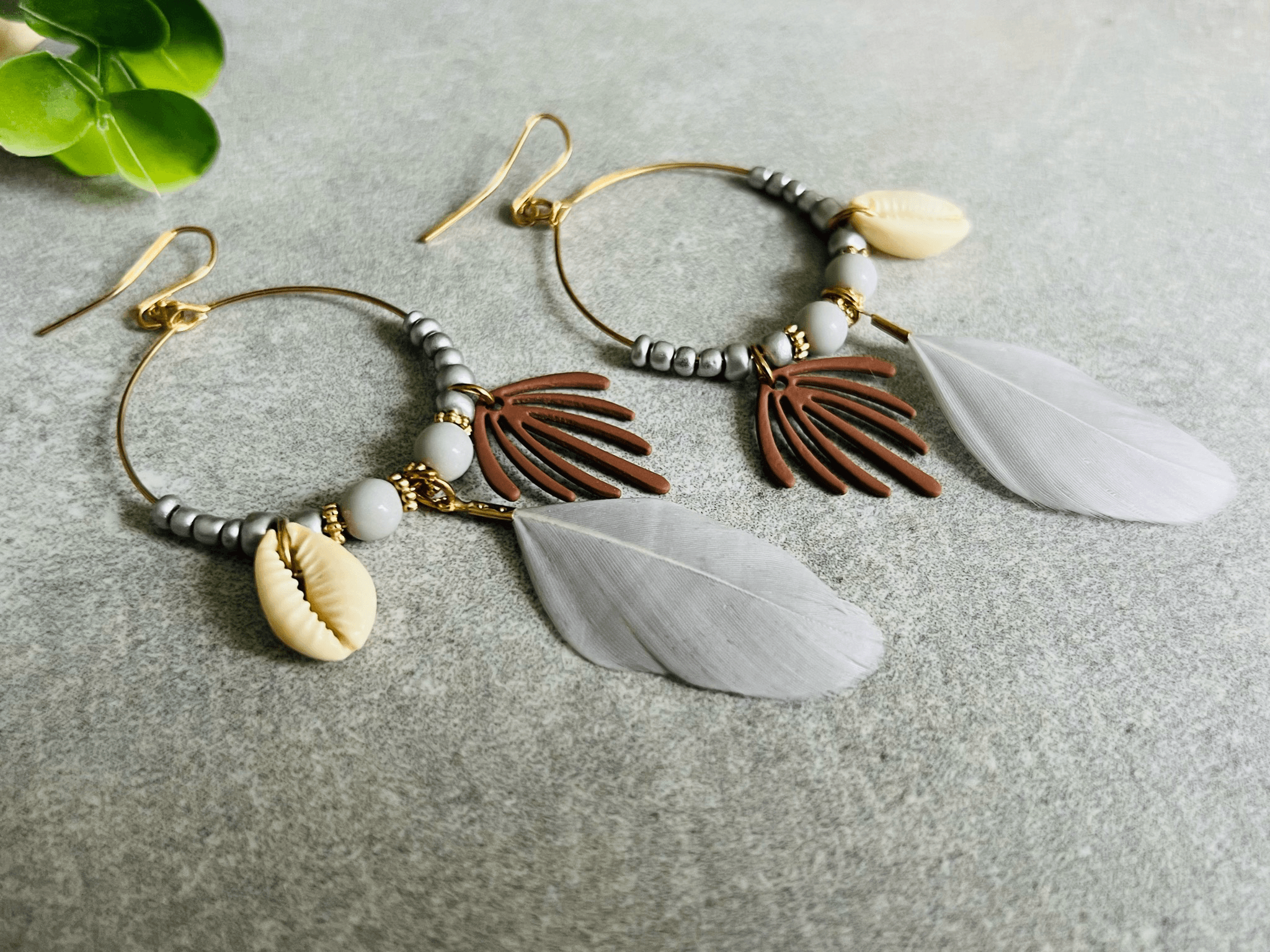 Boucles d’oreilles DAKOTA coquillages grain de café, feuille marrons, perles et plumes grises - Créations Uniques - Créations Uniques