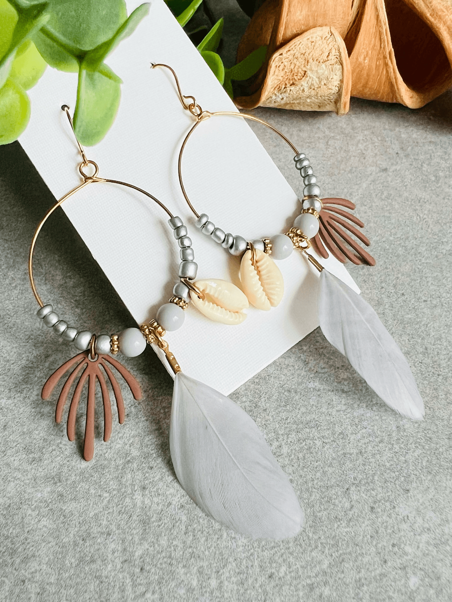 Boucles d’oreilles DAKOTA coquillages grain de café, feuille marrons, perles et plumes grises - Créations Uniques - Créations Uniques