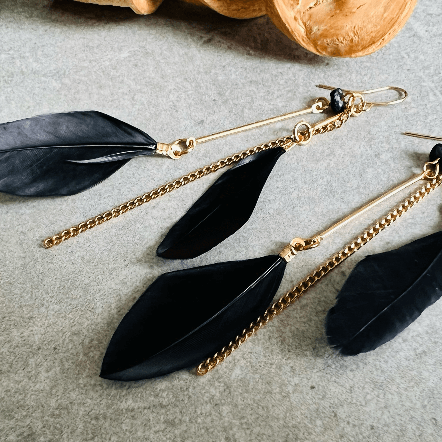 Boucles d’oreilles ANAÏS longues plumes noires - Créations Uniques - Créations Uniques