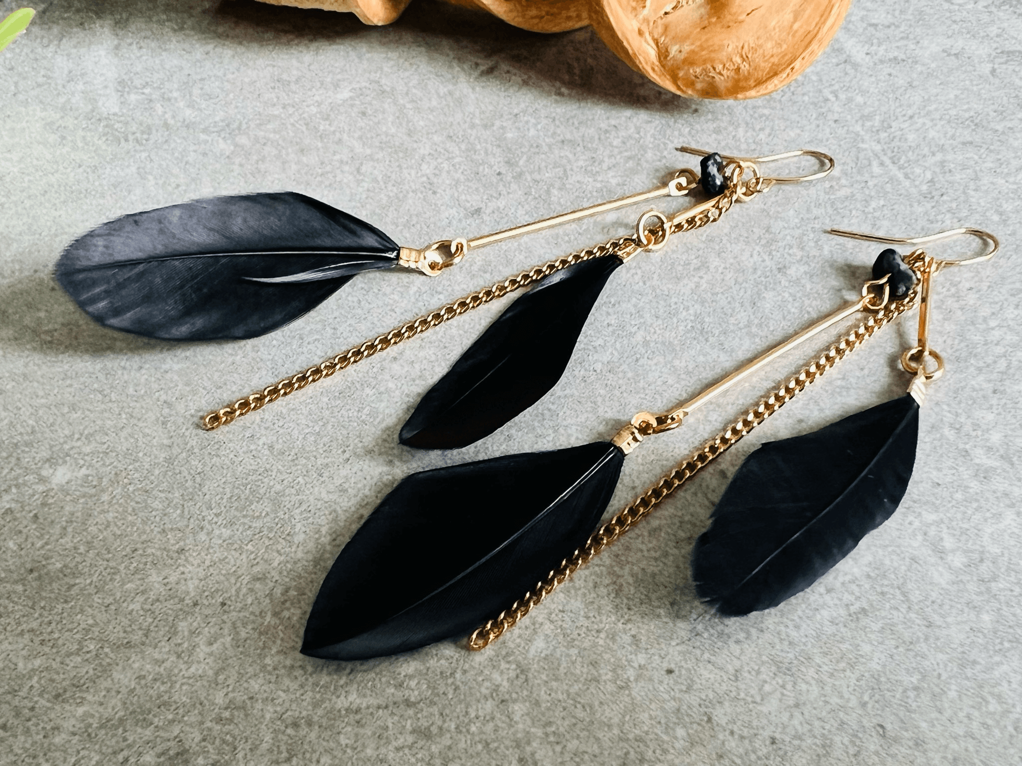 Boucles d’oreilles ANAÏS longues plumes noires - Créations Uniques - Créations Uniques