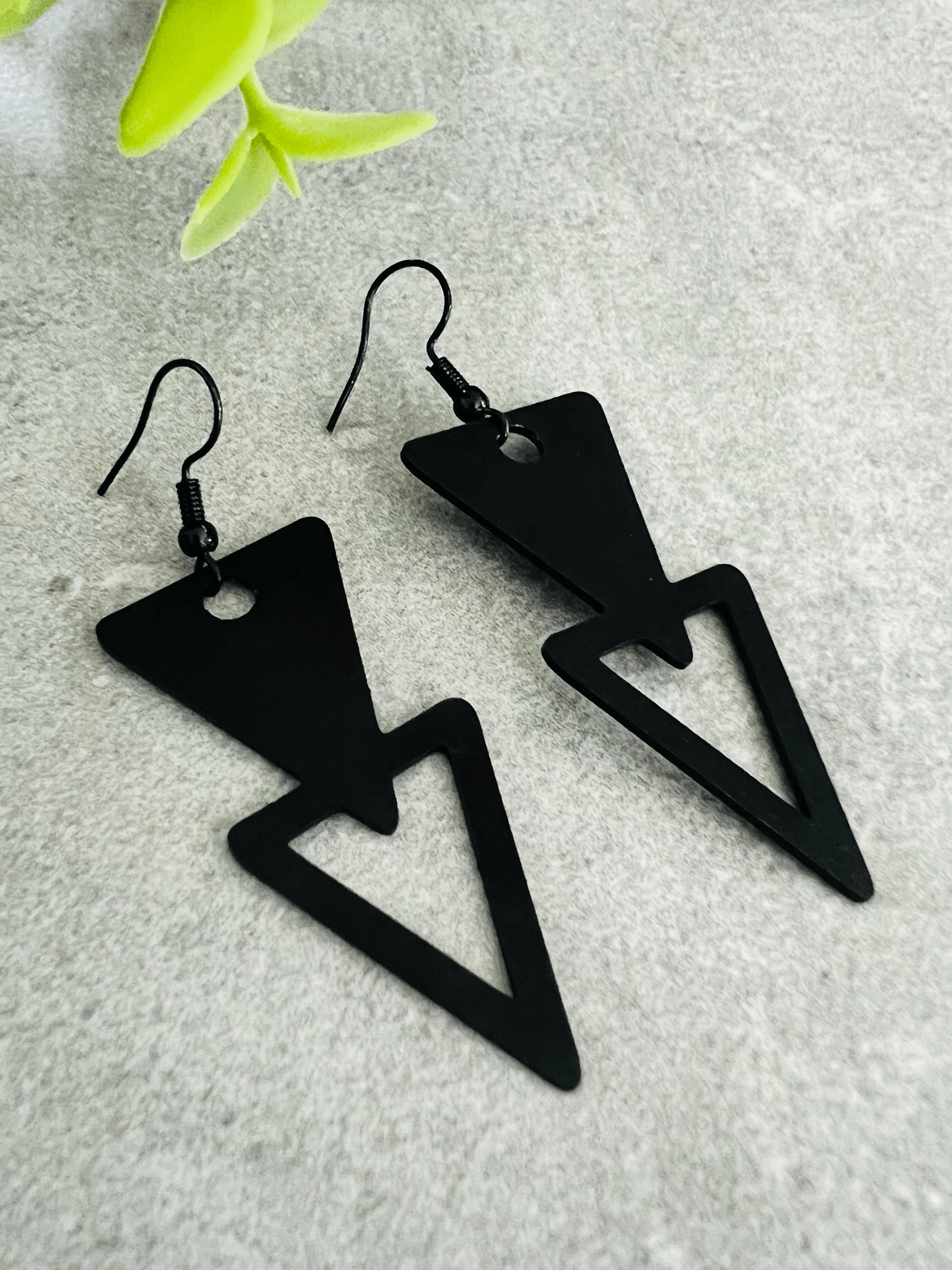 Boucles d’oreilles TAYLOR triangles noirs - Créations Uniques