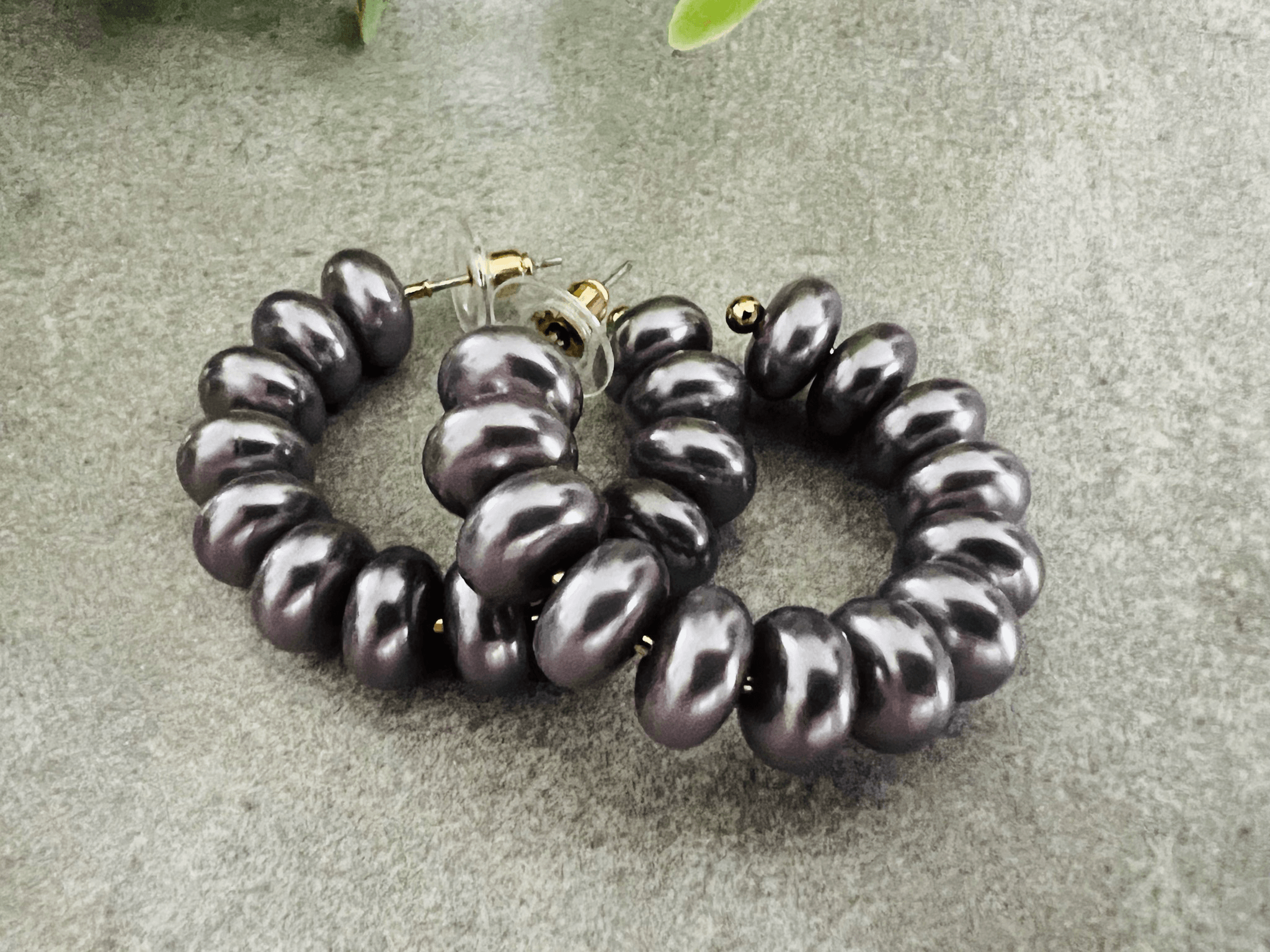 Boucles d’oreilles OCÉANE créoles perles gris anthracite - Créations Uniques - Créations Uniques