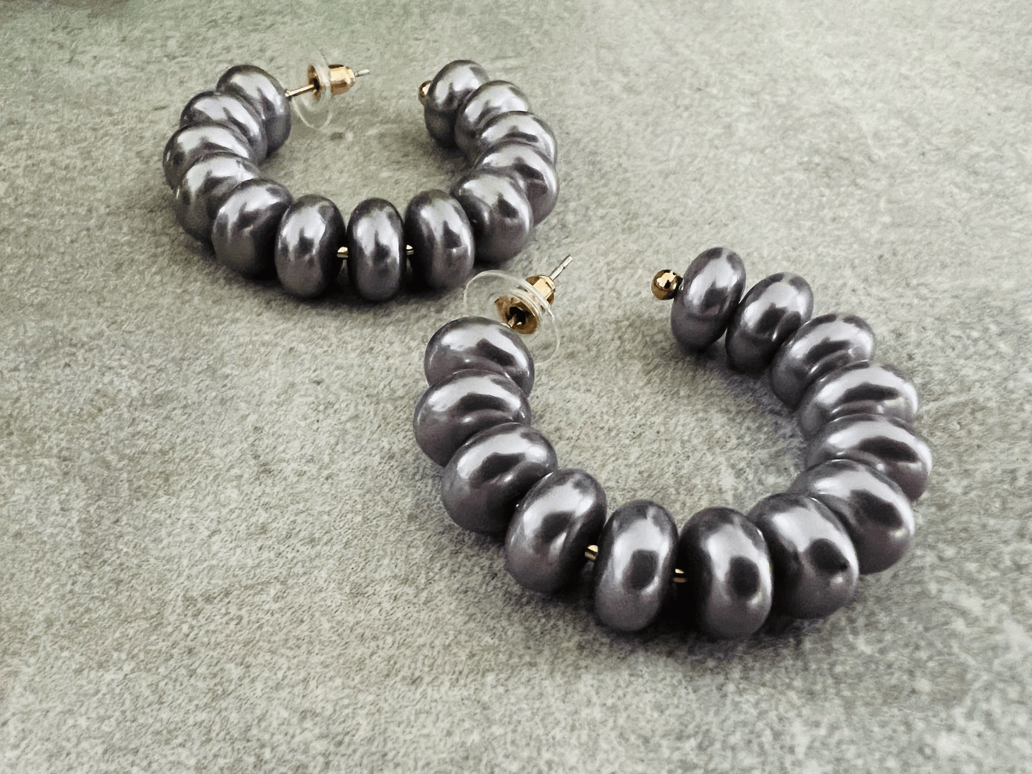 Boucles d’oreilles OCÉANE créoles perles gris anthracite - Créations Uniques - Créations Uniques