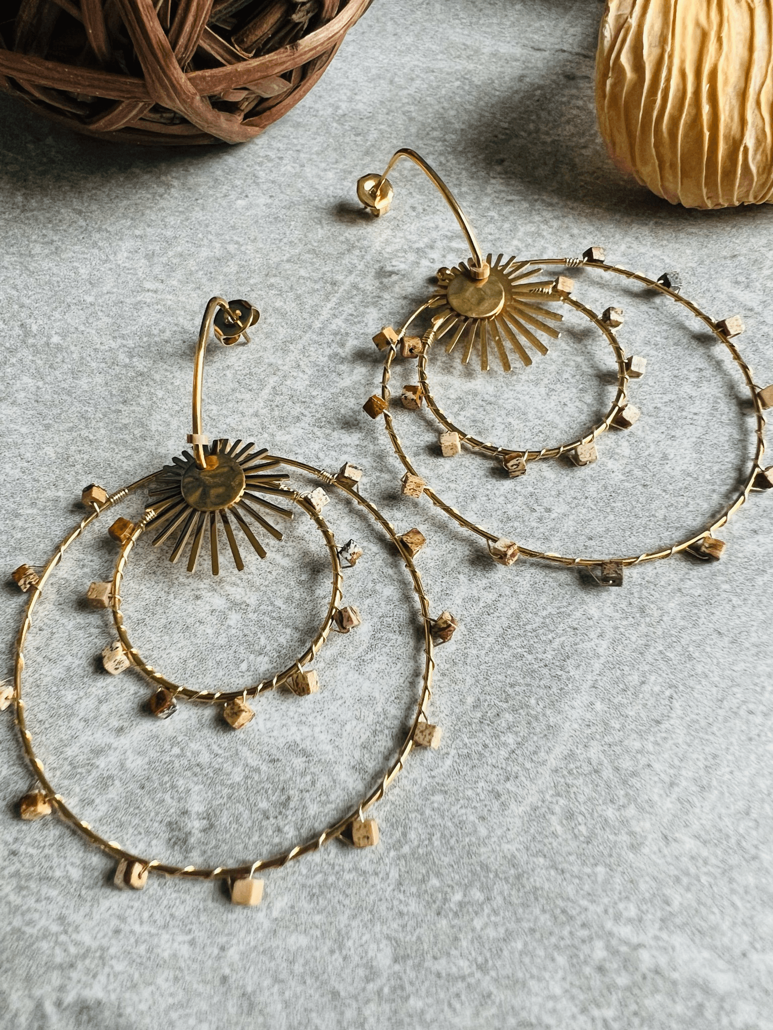 Boucles d’oreilles stylées SHERAZADE anneaux décorés perles cubes beige marron - Créations Uniques