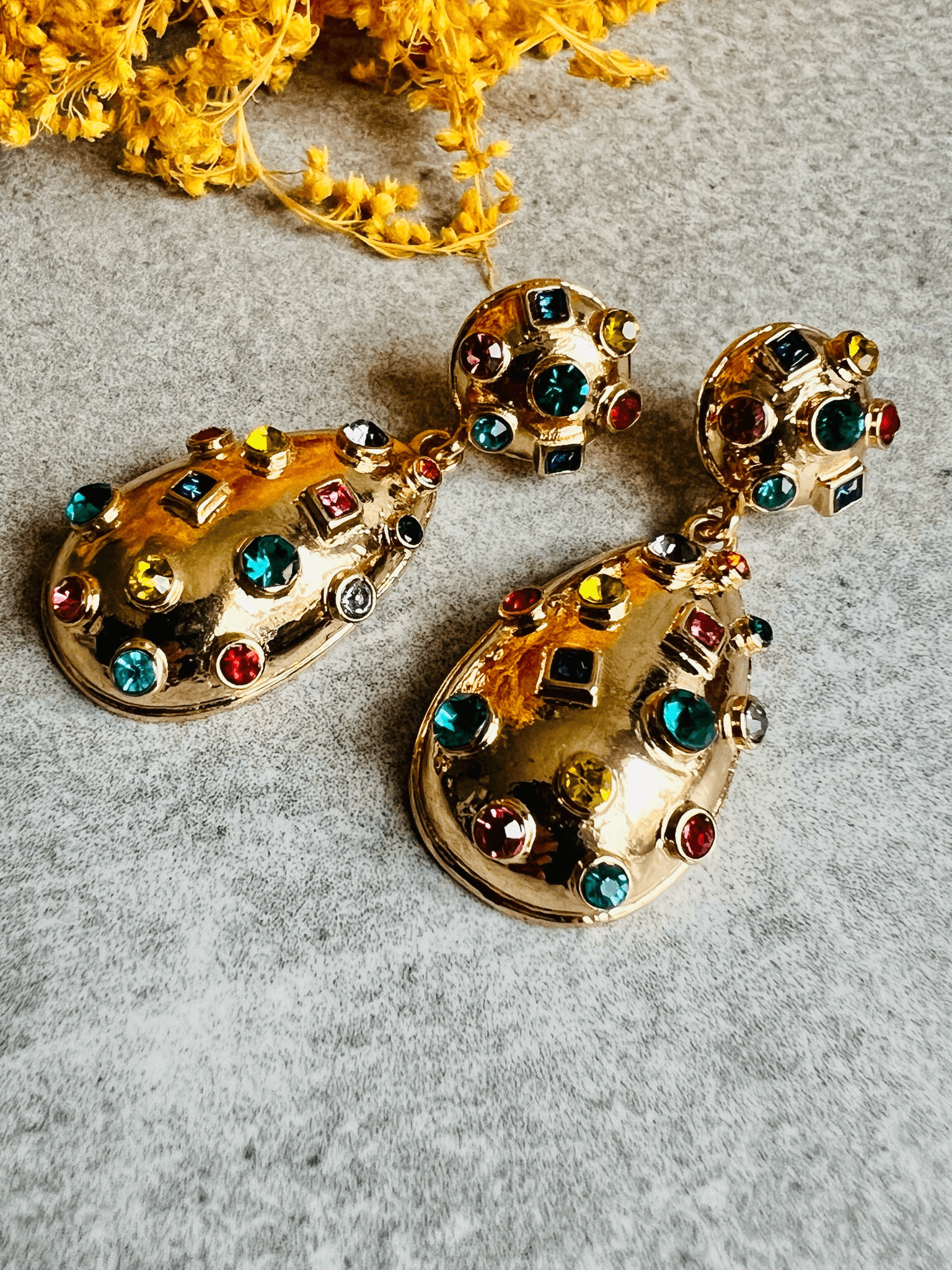 Boucles d’oreilles AMBRINE gouttes dorées, style festif strass colorés incrustés - Créations Uniques