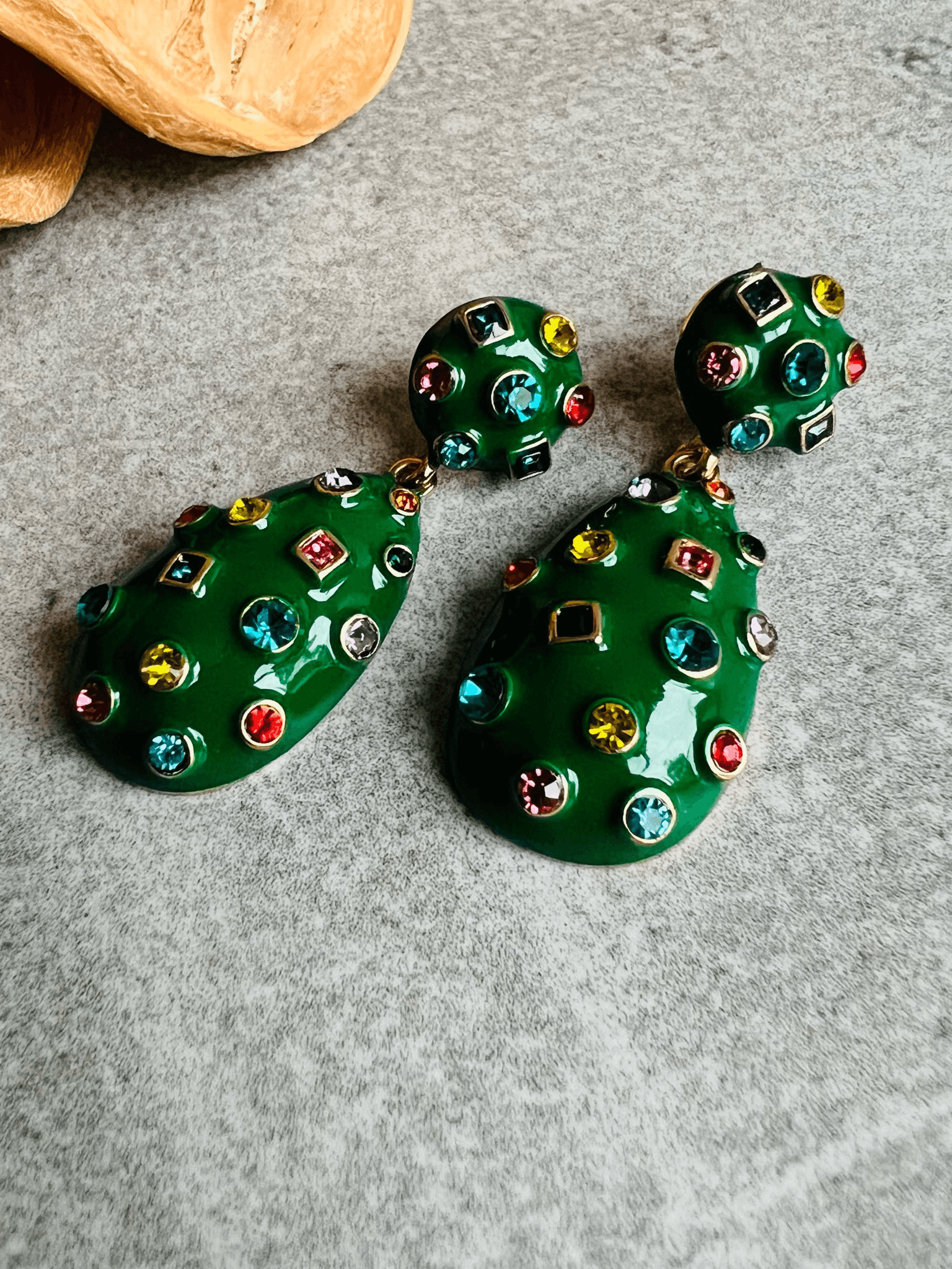 Boucles d’oreilles AMBRINE gouttes vert sapin , style festif strass colorés incrustés - Créations Uniques