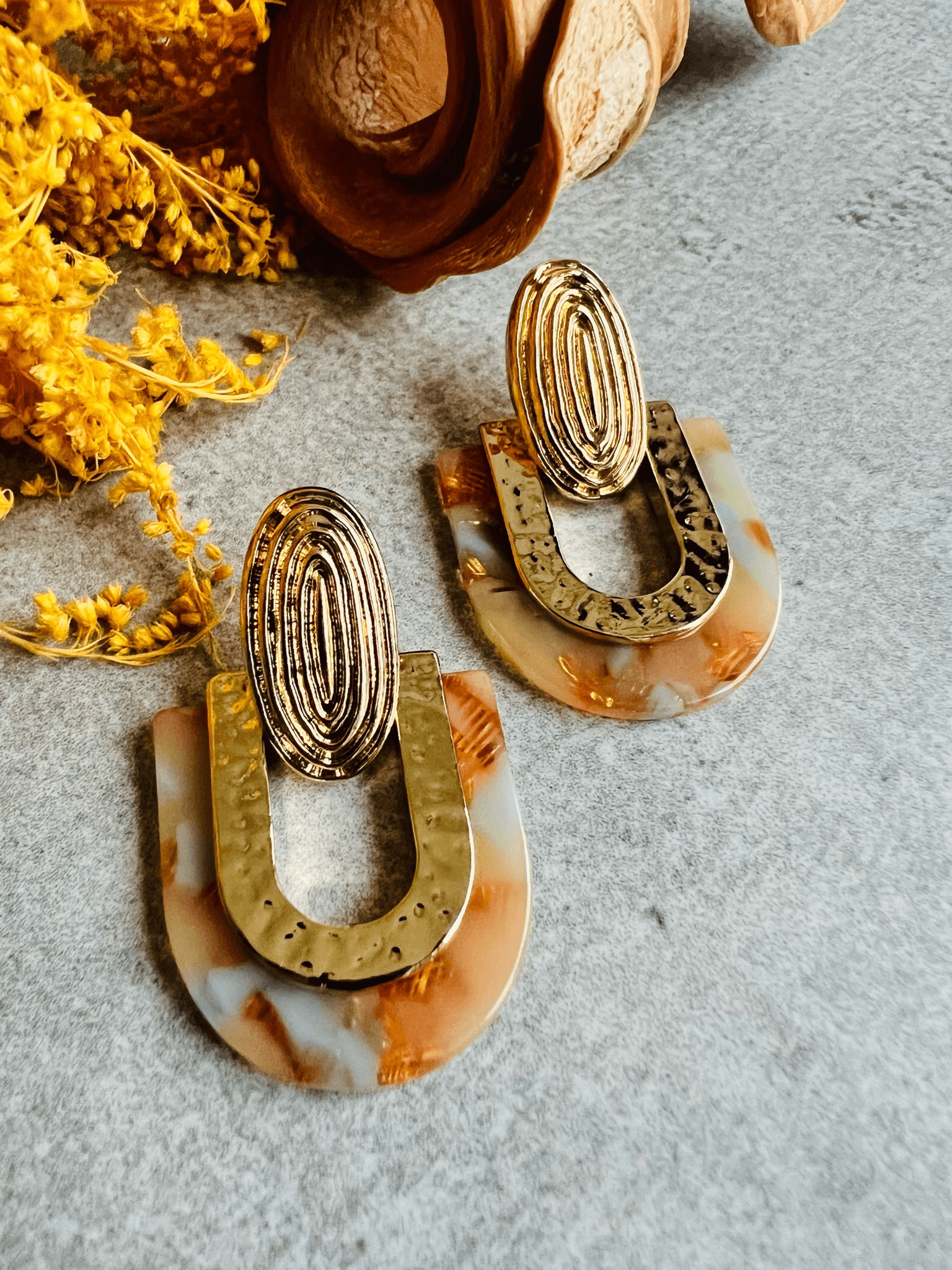 Boucles d’oreilles GINGER résine orangée touche de bleu - Créations Uniques