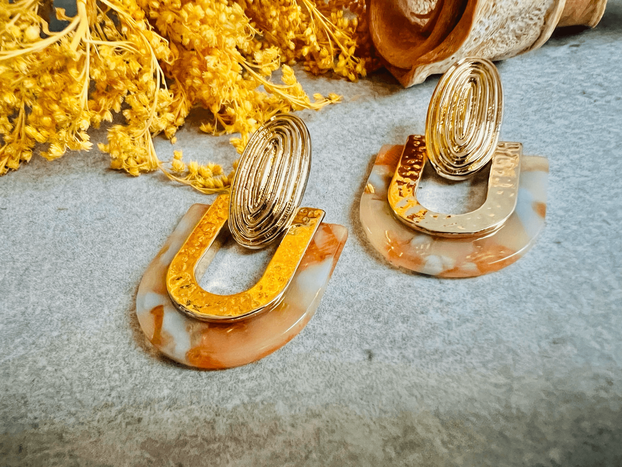 Boucles d’oreilles GINGER résine orangée touche de bleu - Créations Uniques