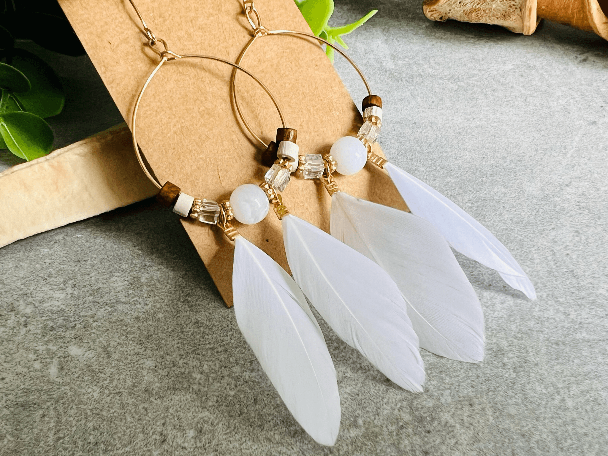 Boucles d’oreilles CAILEE perles et plumes blanches - Créations Uniques - Créations Uniques