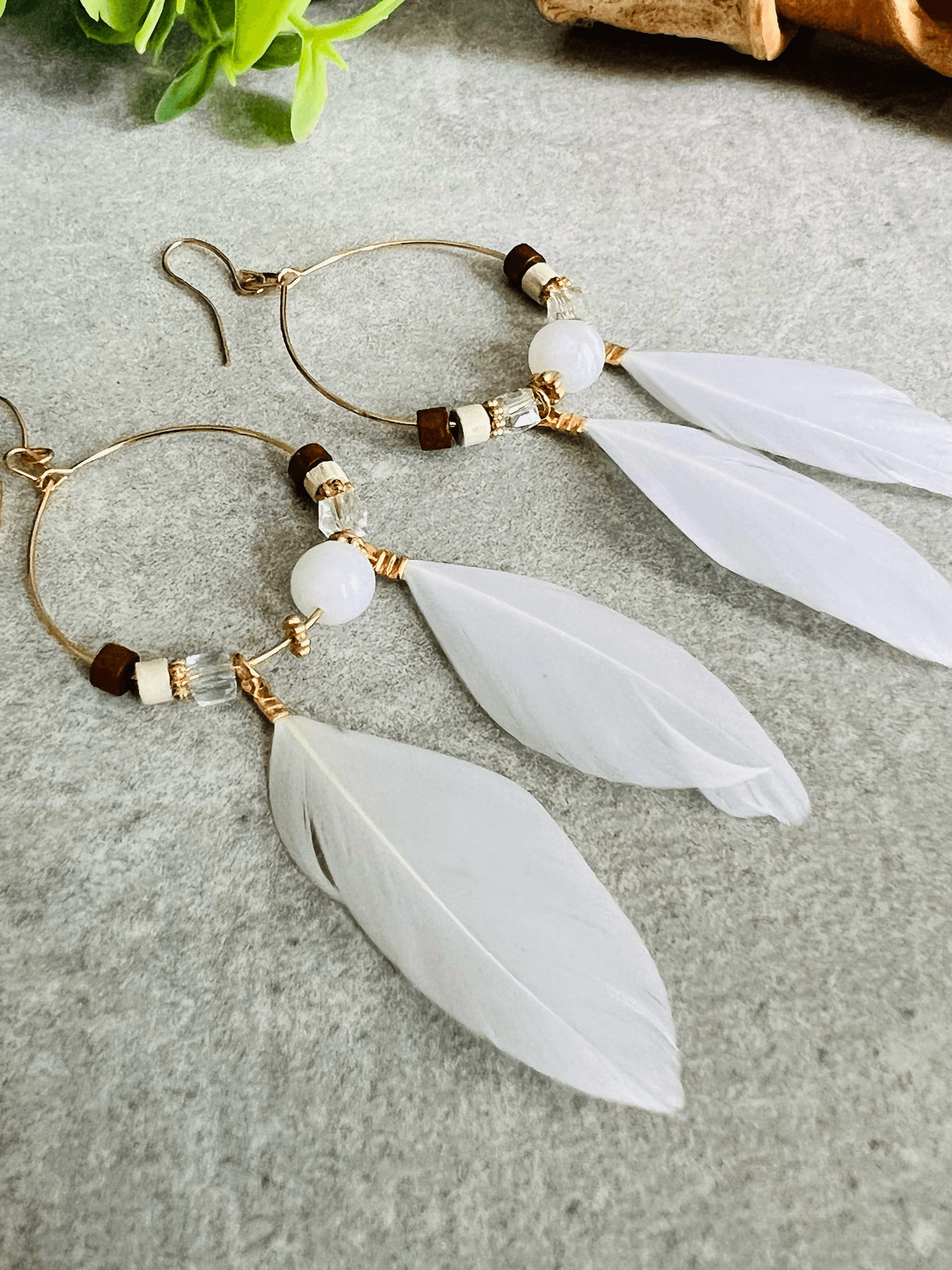 Boucles d’oreilles CAILEE perles et plumes blanches - Créations Uniques - Créations Uniques