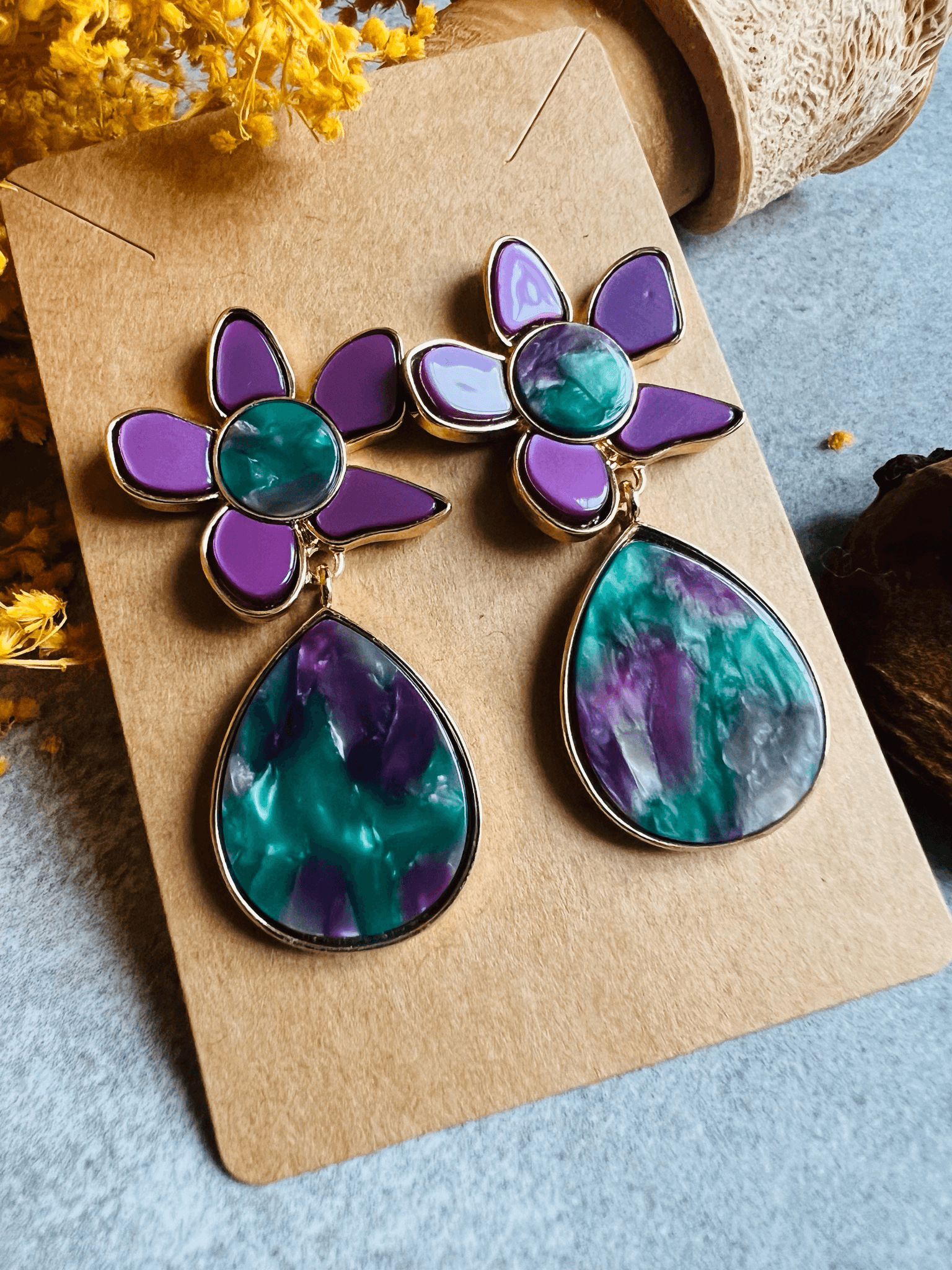 Boucles d’oreilles JANISSE fleur résine violet vert - Créations Uniques