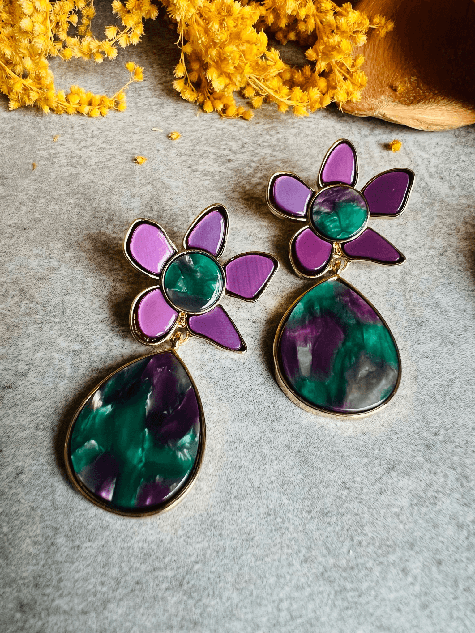 Boucles d’oreilles JANISSE fleur résine violet vert - Créations Uniques
