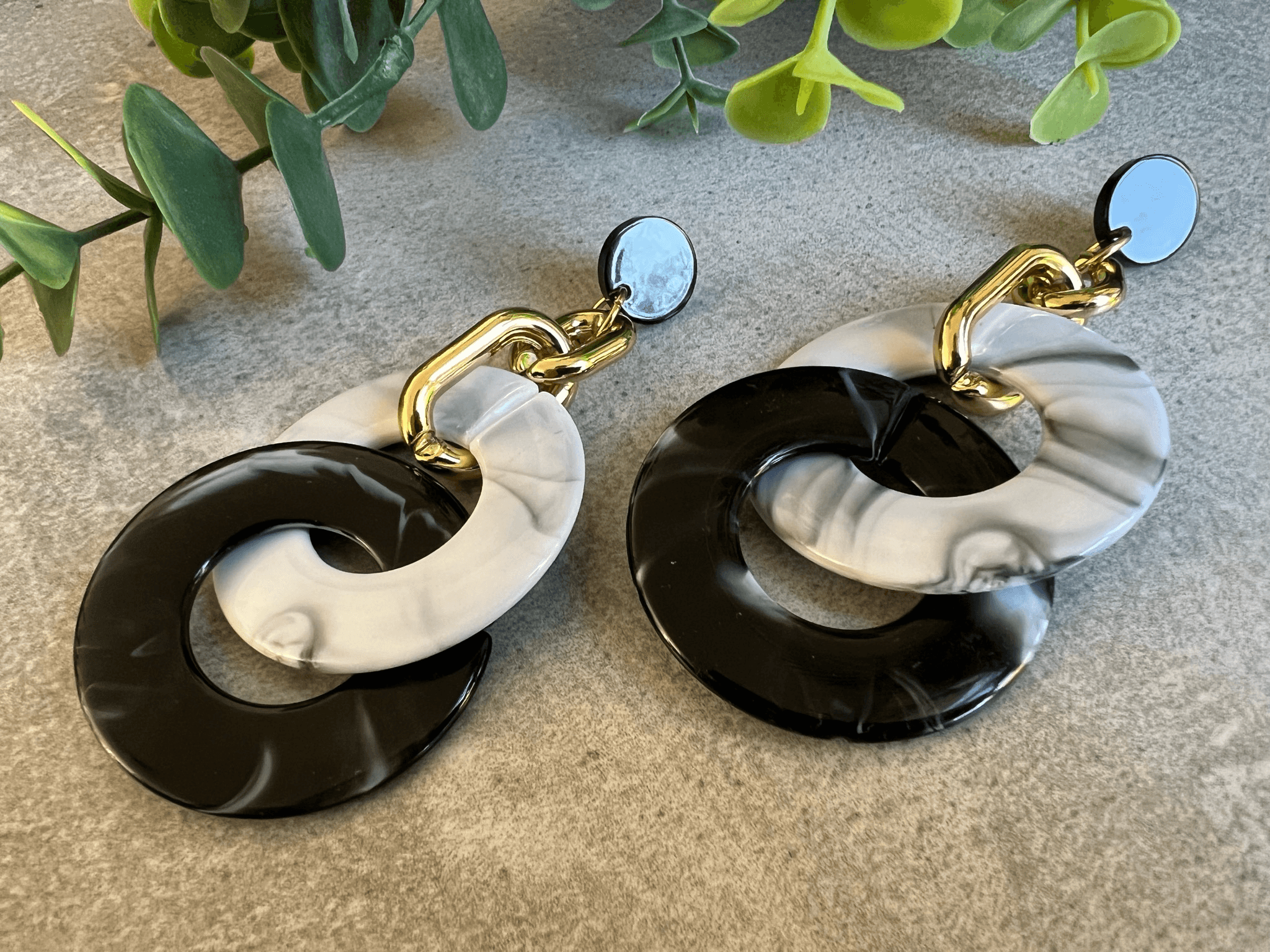 Boucles d’oreilles EMMANUELLE grand modèle blanc noir et doré - Créations Uniques