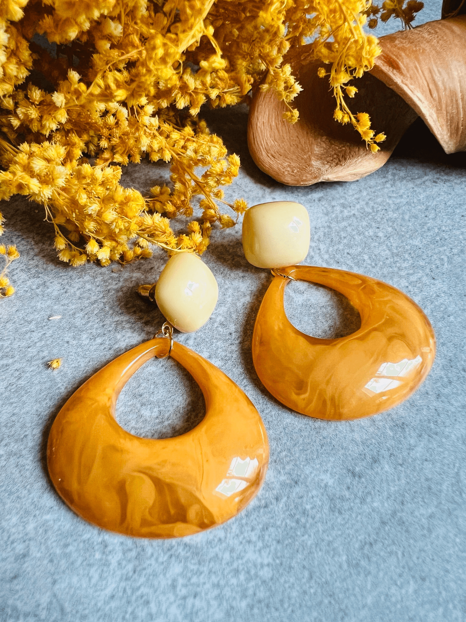 Boucles d’oreilles CLAUDE résine orange clous beiges - Créations Uniques - Créations Uniques