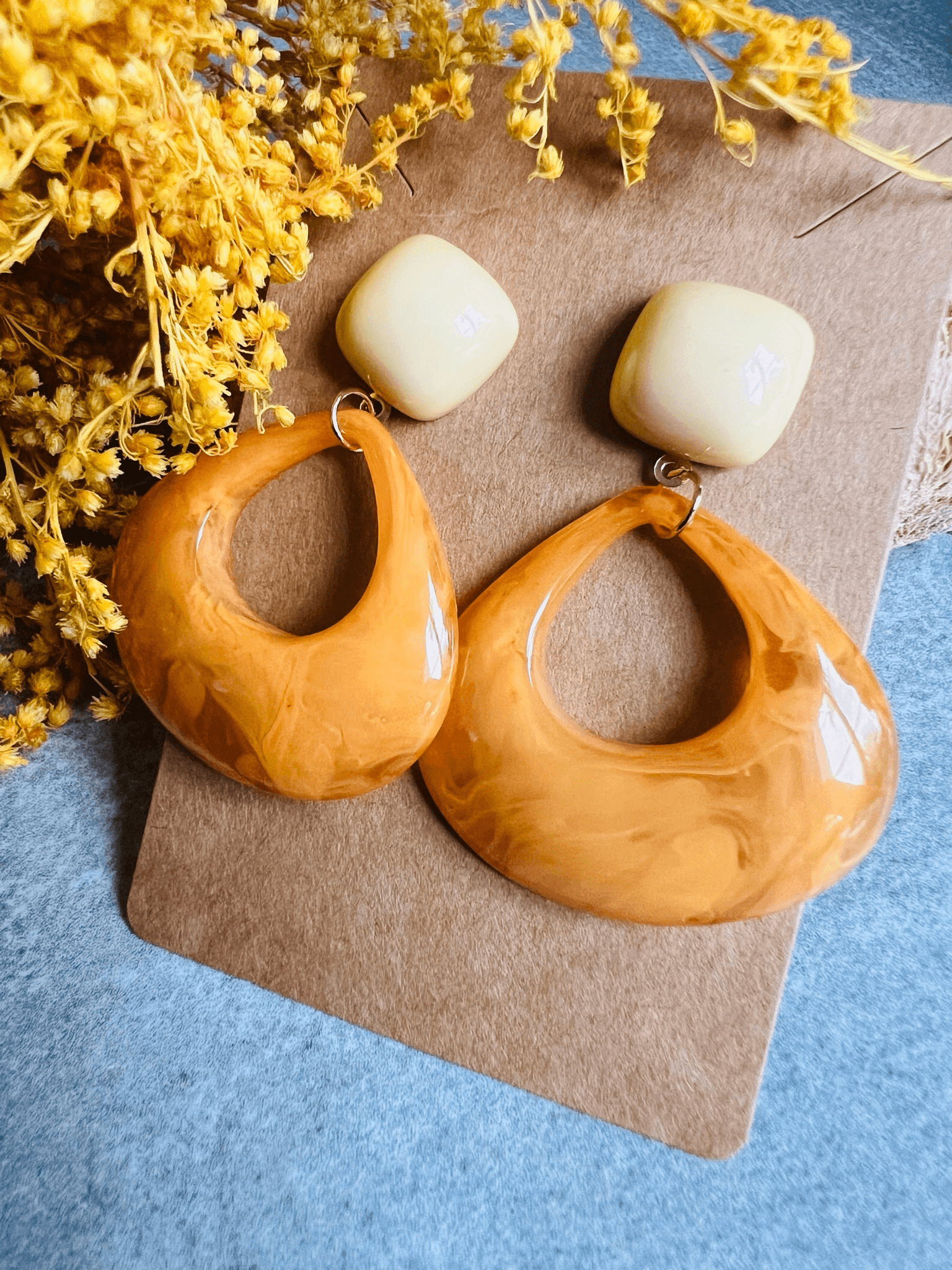 Boucles d’oreilles CLAUDE résine orange clous beiges - Créations Uniques - Créations Uniques