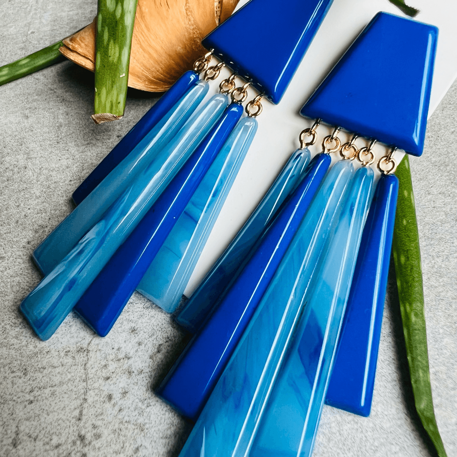 Boucles d’oreilles KATHLEEN grande modèle bleu océan résine - Créations Uniques