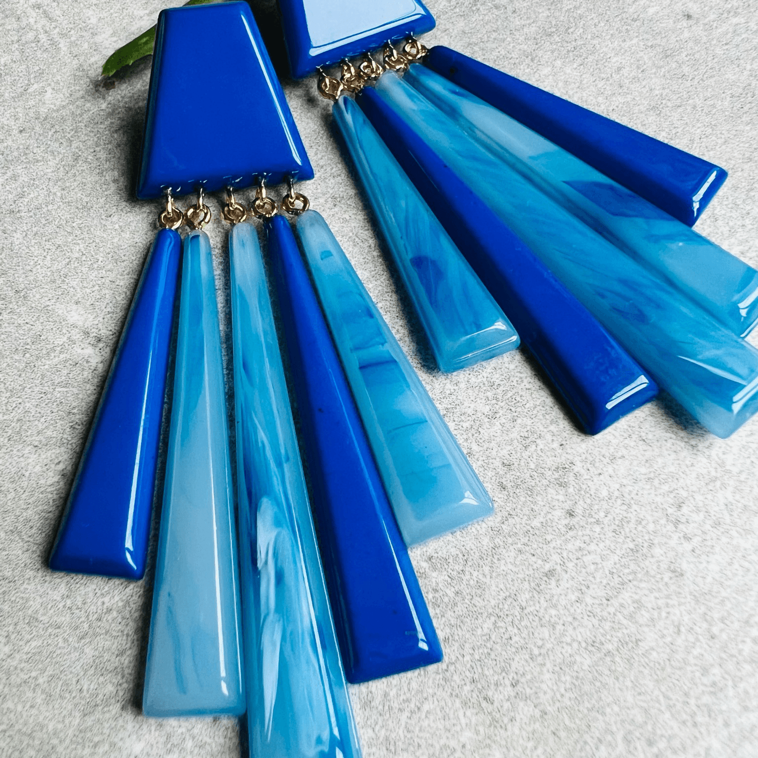 Boucles d’oreilles KATHLEEN grande modèle bleu océan résine - Créations Uniques