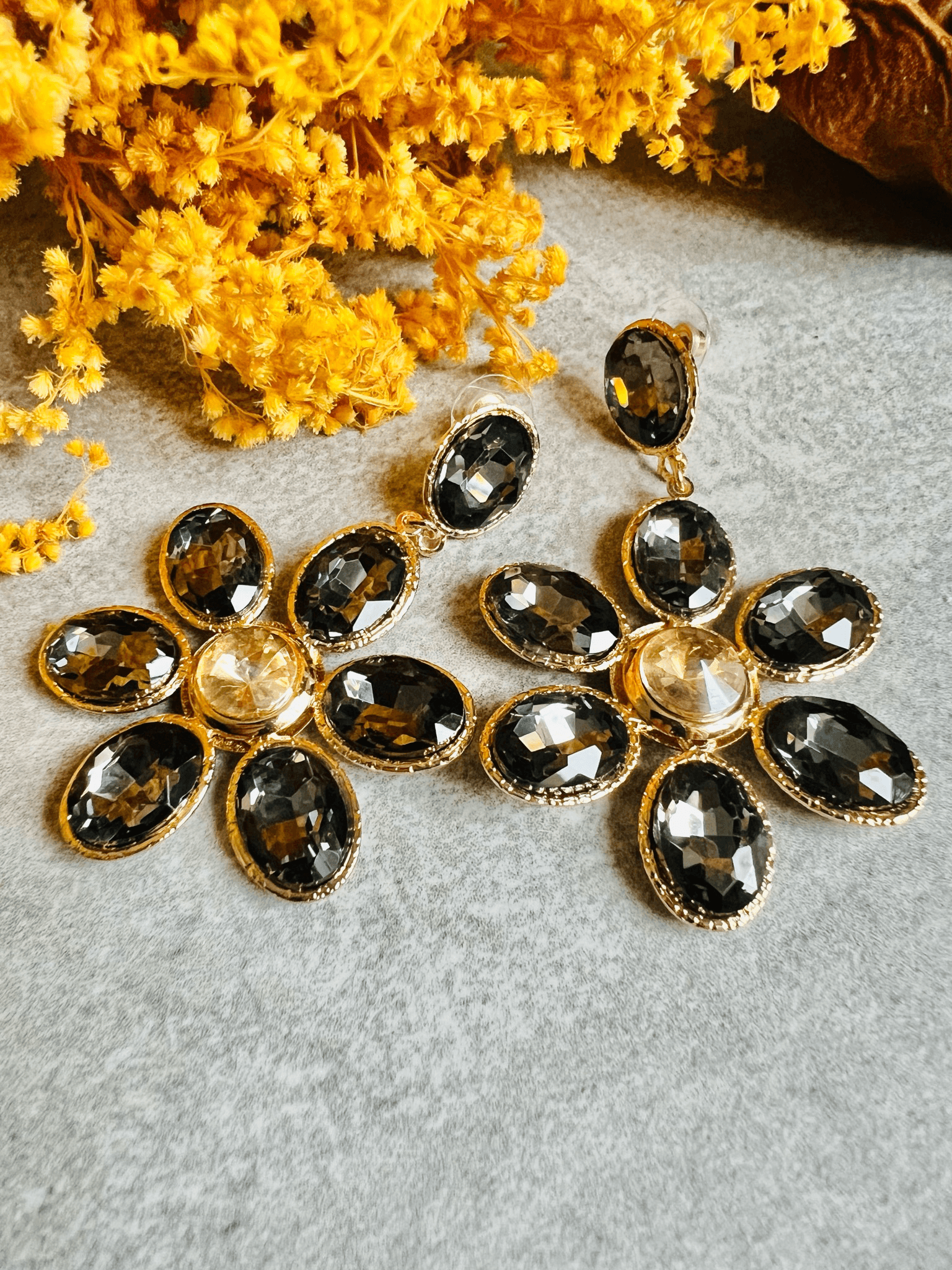 Boucles d’oreilles MAEVA grandes fleurs brillantes gris anthracite - Créations Uniques