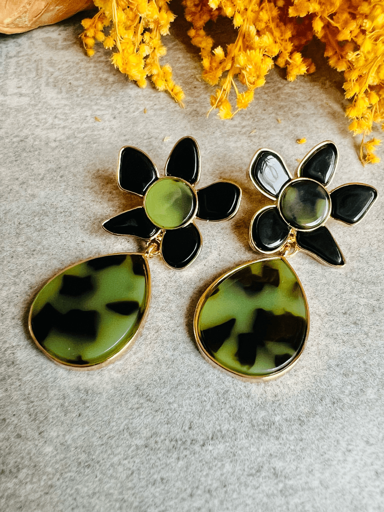 Boucles d’oreilles JANISSE fleur résine kaki - Créations Uniques